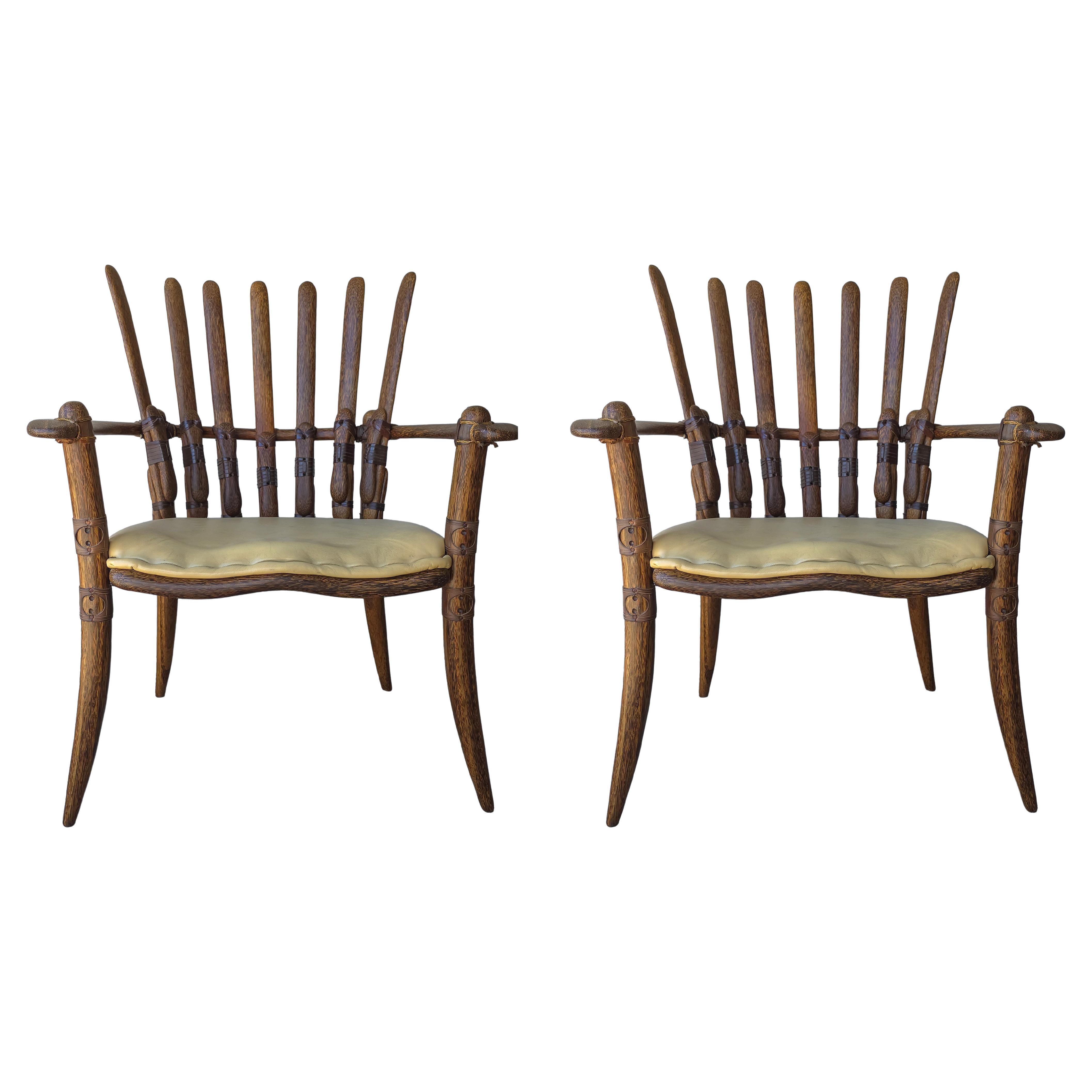 Pareja de sillas Mendi de madera de palma y cuero de Pacific Green en venta