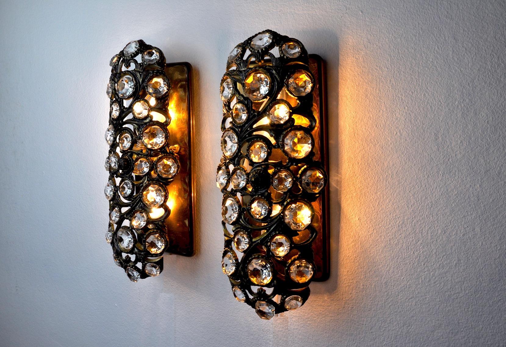 Rare pair of palwa wall lamps designated by ernest palm and produced in the 60s in Barcelona.

Brass structure composed of crystals cut in perfect state of conservation.

Rare design object that will illuminate your interior