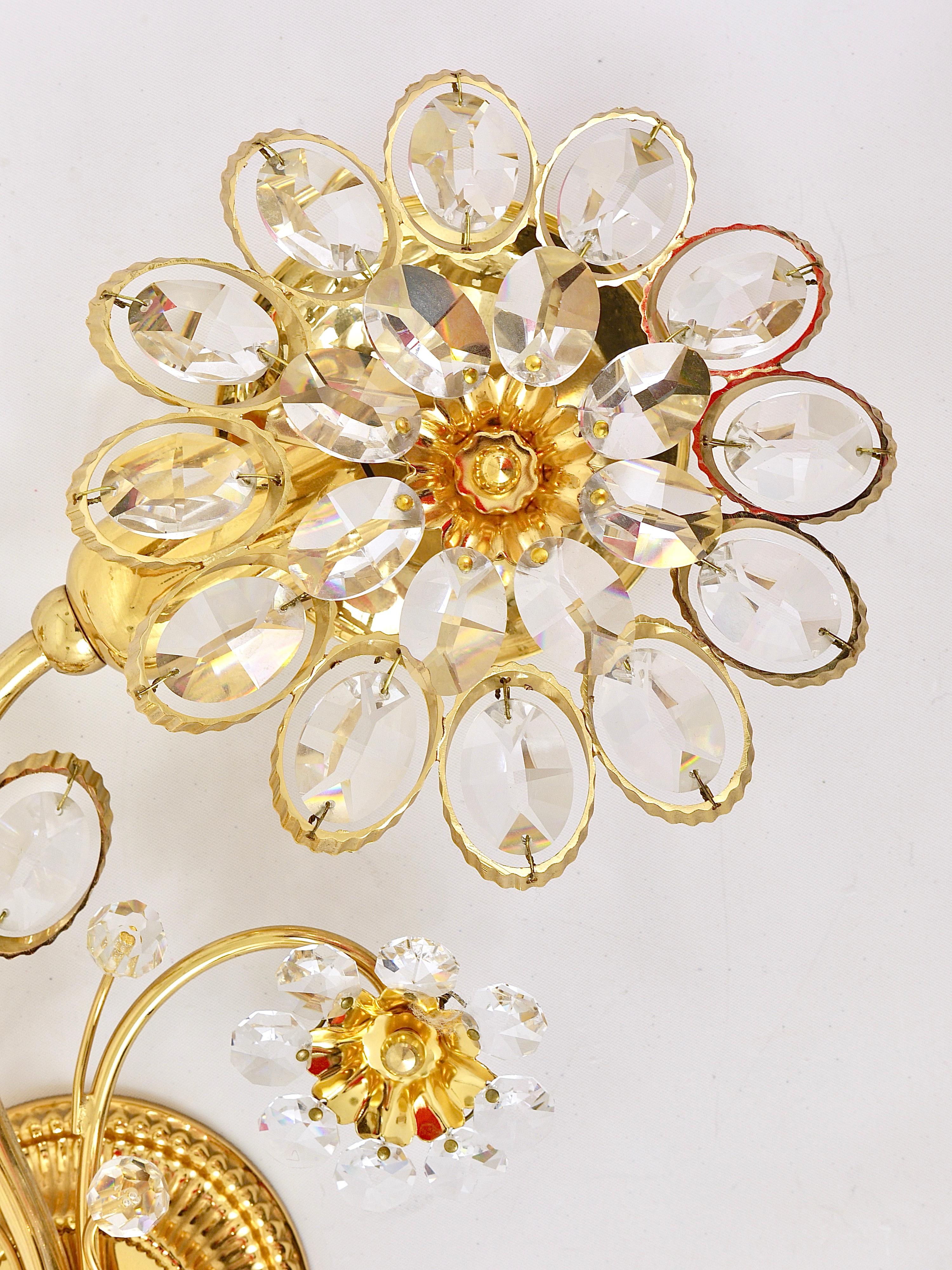 Allemand Paire d'appliques florales en laiton doré Palwa avec cristaux:: Allemagne:: 1970 en vente