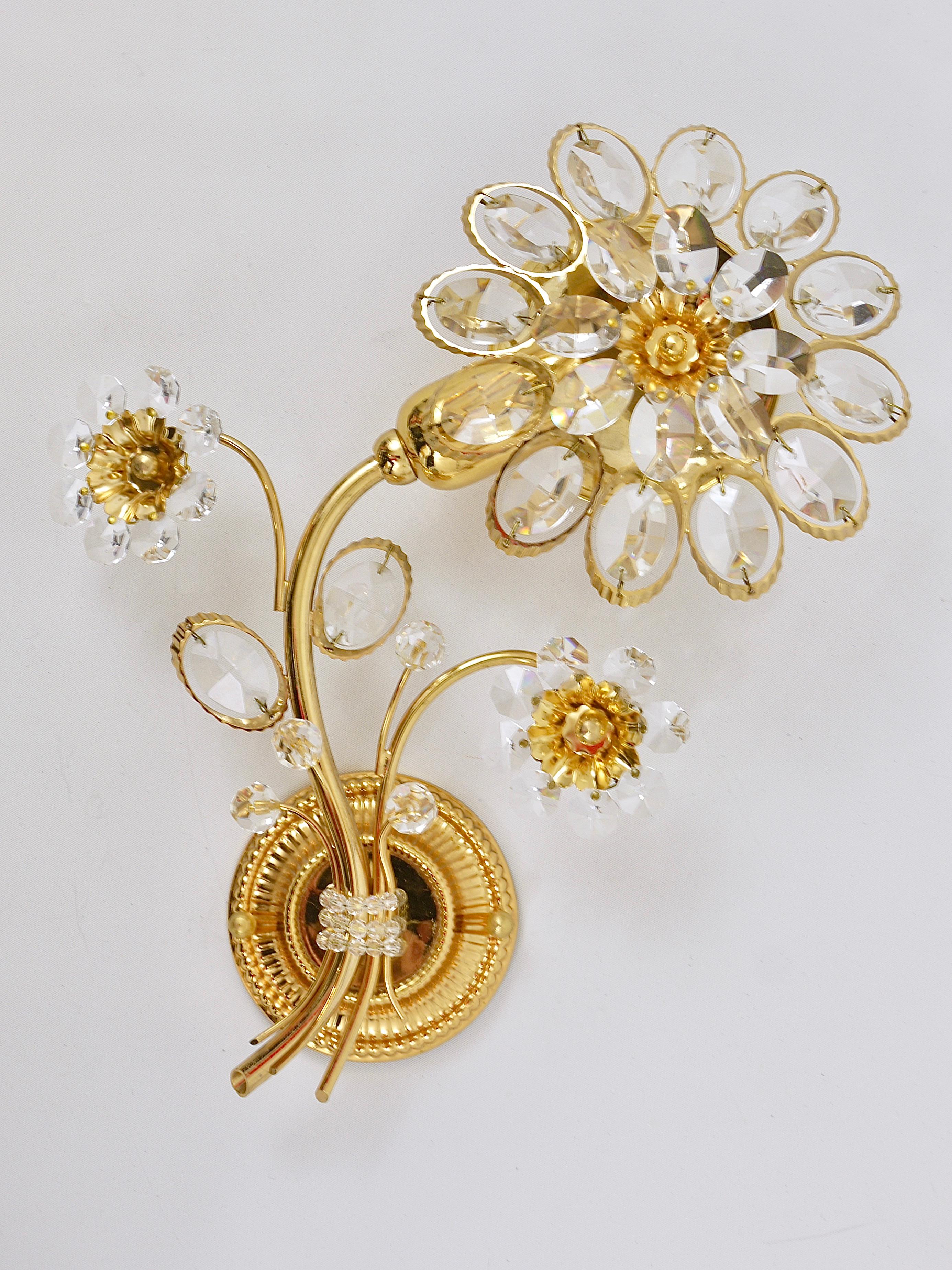 Doré Paire d'appliques florales en laiton doré Palwa avec cristaux:: Allemagne:: 1970 en vente