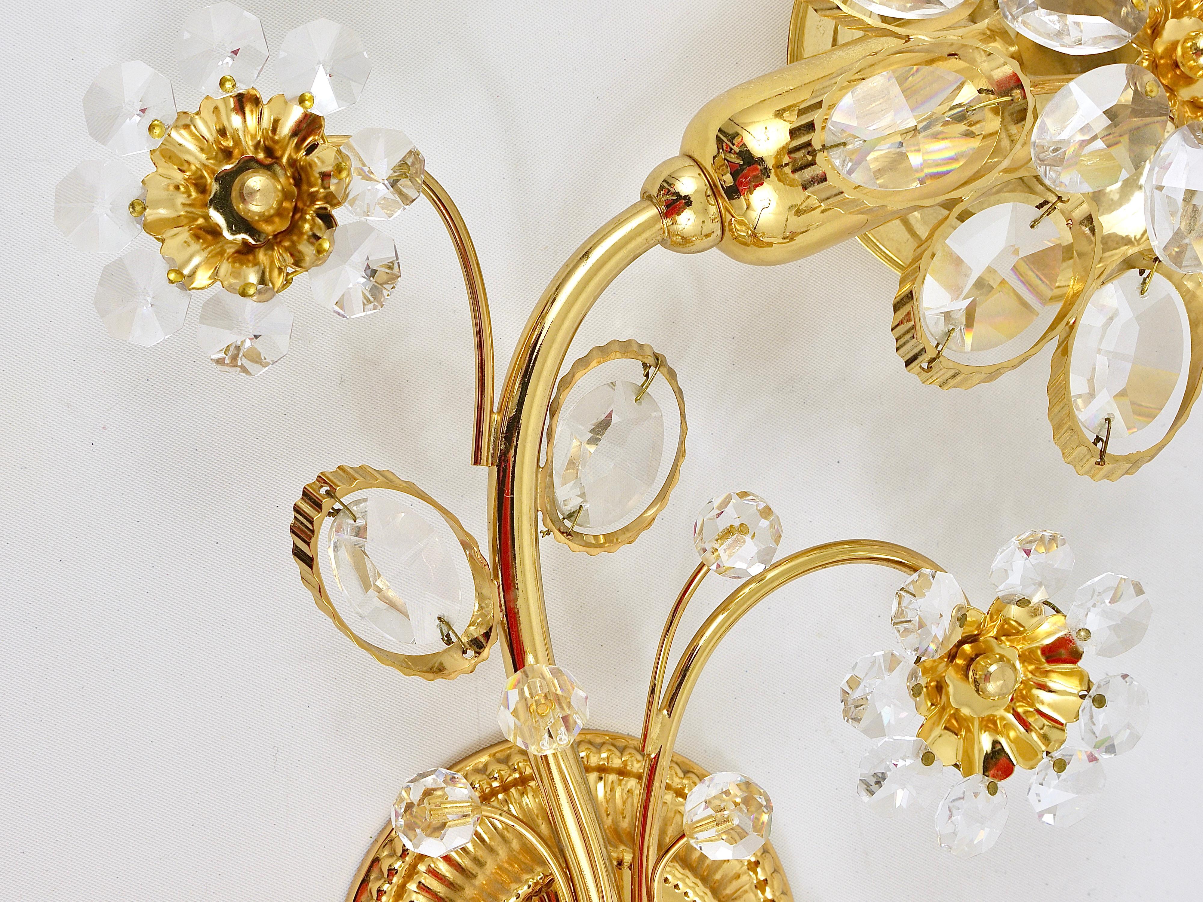 Cristal Paire d'appliques florales en laiton doré Palwa avec cristaux:: Allemagne:: 1970 en vente