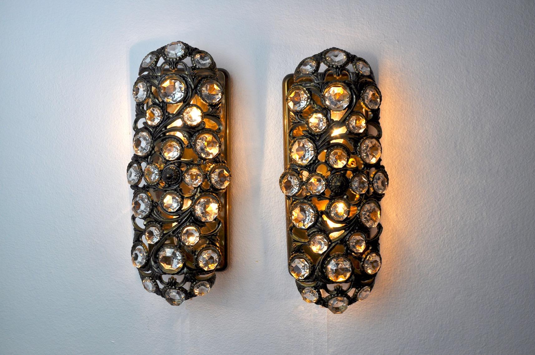 Rare paire d'appliques Palwa conçues par Ernest Palm et produites dans les années 60 à Barcelone. Structure en laiton composée de cristaux taillés en parfait état. Objet design rare qui illuminera parfaitement votre intérieur. Électricité vérifiée,