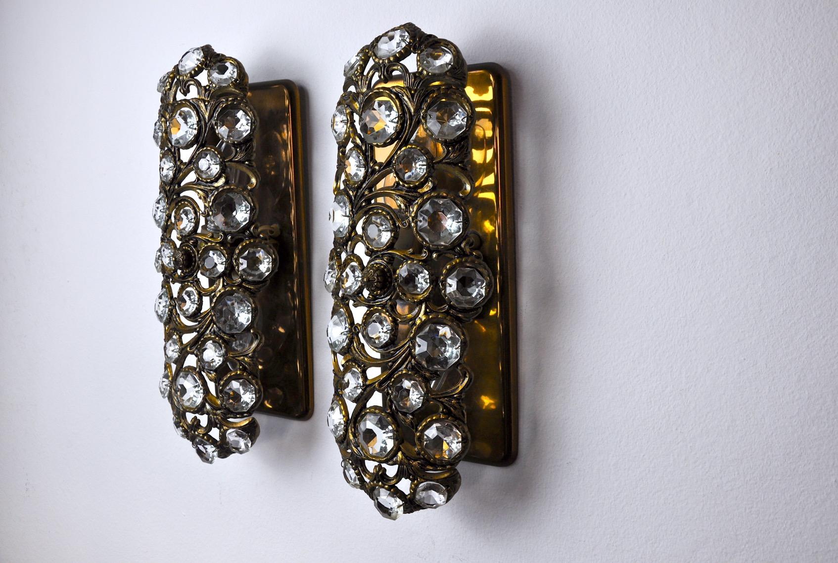 Rare pair of palwa sconces designated by ernest palm and produced in the 1960s in barcelona. Brass structure composed of cut crystals in perfect condition. Rare design object that will illuminate your interior wonderfully. Electricity checked, marks