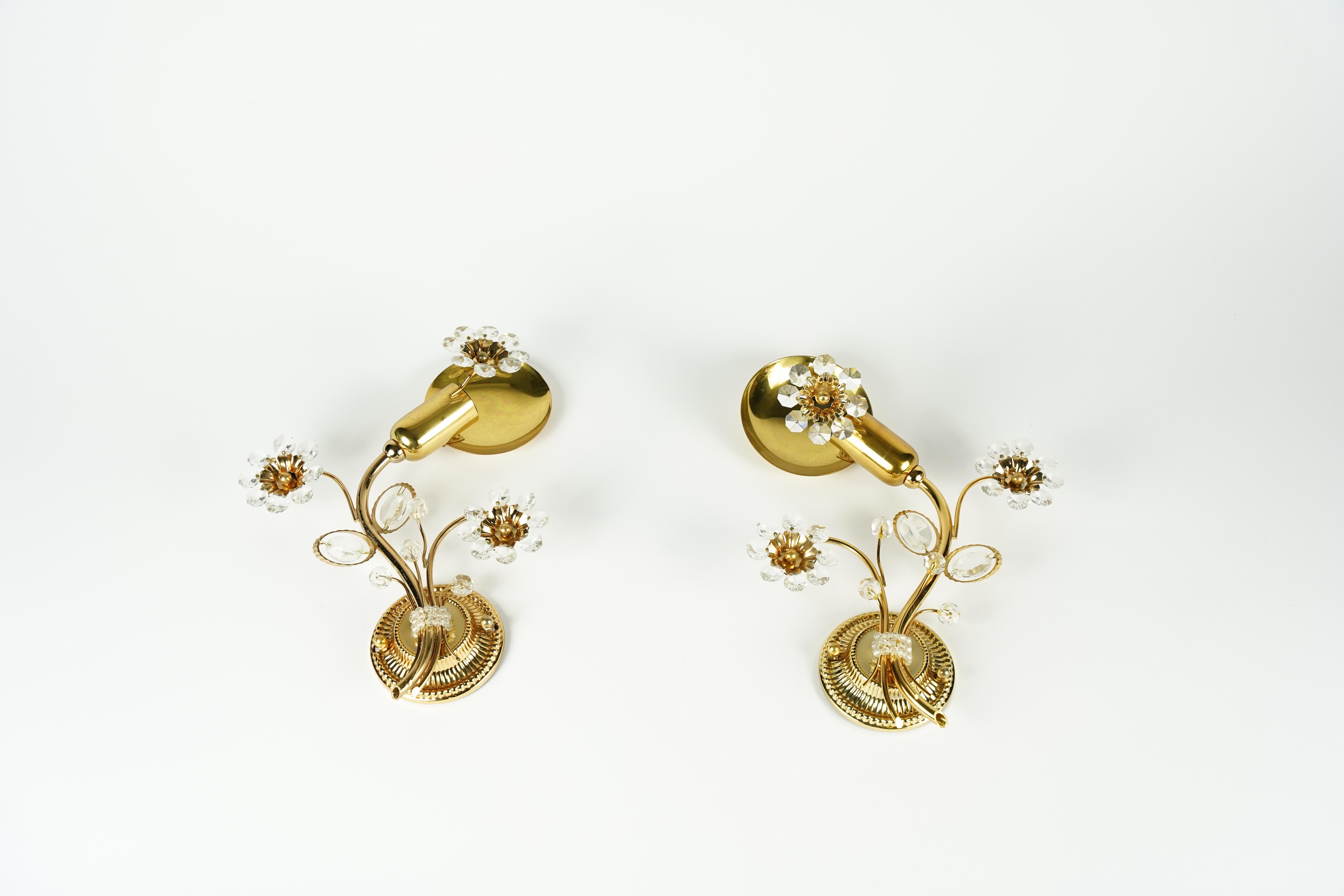 Pareja de candelabros Palwa de cristal floreado sobre marco dorado, Viena, 1960 en venta 4