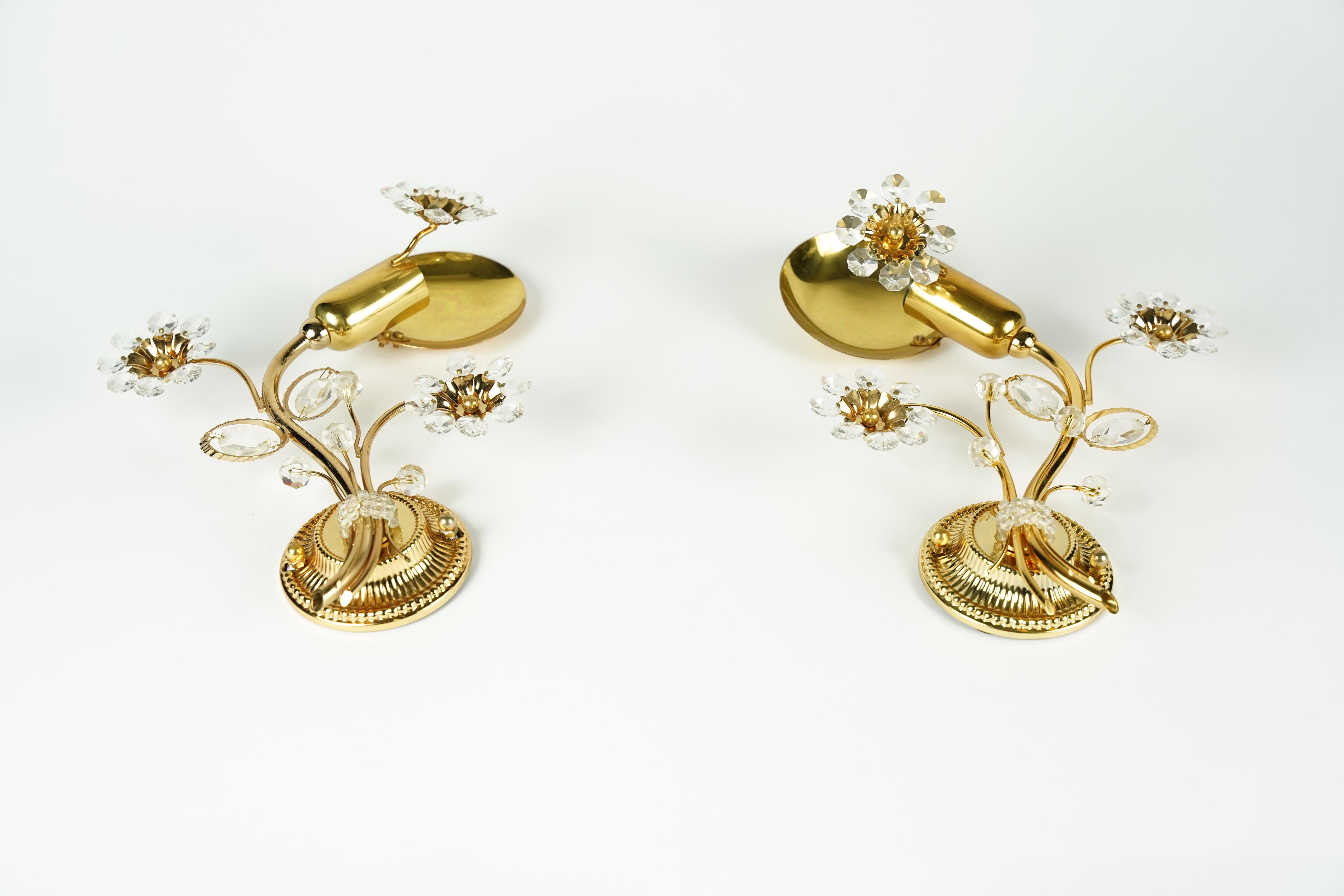 Pareja de candelabros Palwa de cristal floreado sobre marco dorado, Viena, 1960 Chapado en oro en venta