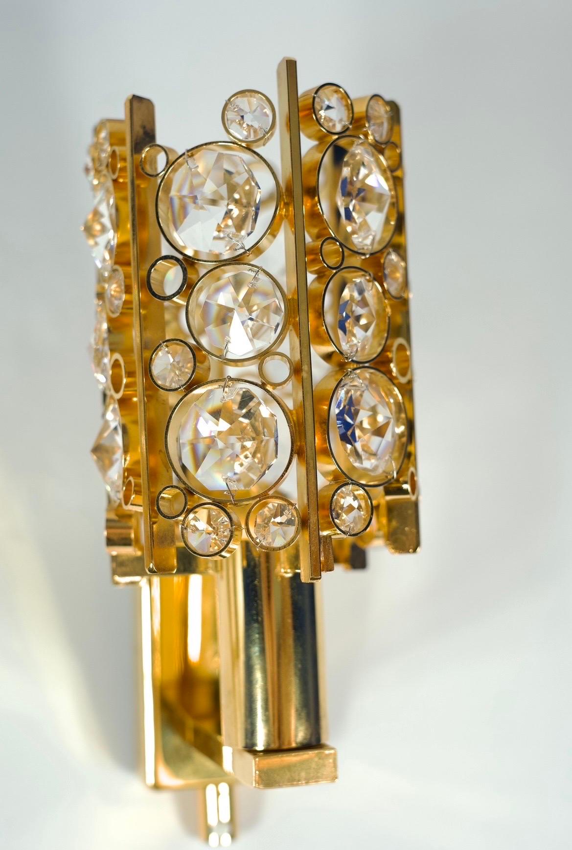 Pair of Palwa sconces cut crystals on a gold-plated frame, Vienna, 1960.
Elegant pair highly detailed gold-plated sconces with a single candelabra socket by Palwa Vienna, Austria, 1960.
Palwa used highest grade crystals for their lighting the