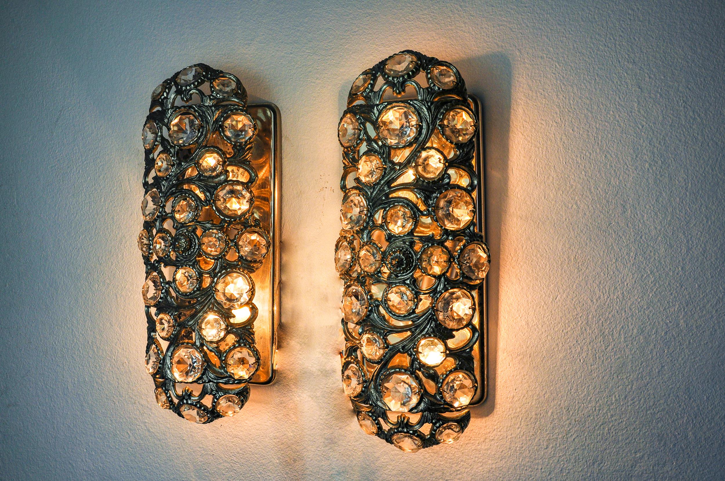 Rare paire d'appliques Palwa designées par Ernest Palm et produites dans les années 60 à Barcelone. Structure en métal argenté composée de cristaux taillés en parfait état. Objet design rare qui illuminera à merveille votre intérieur. Électricité