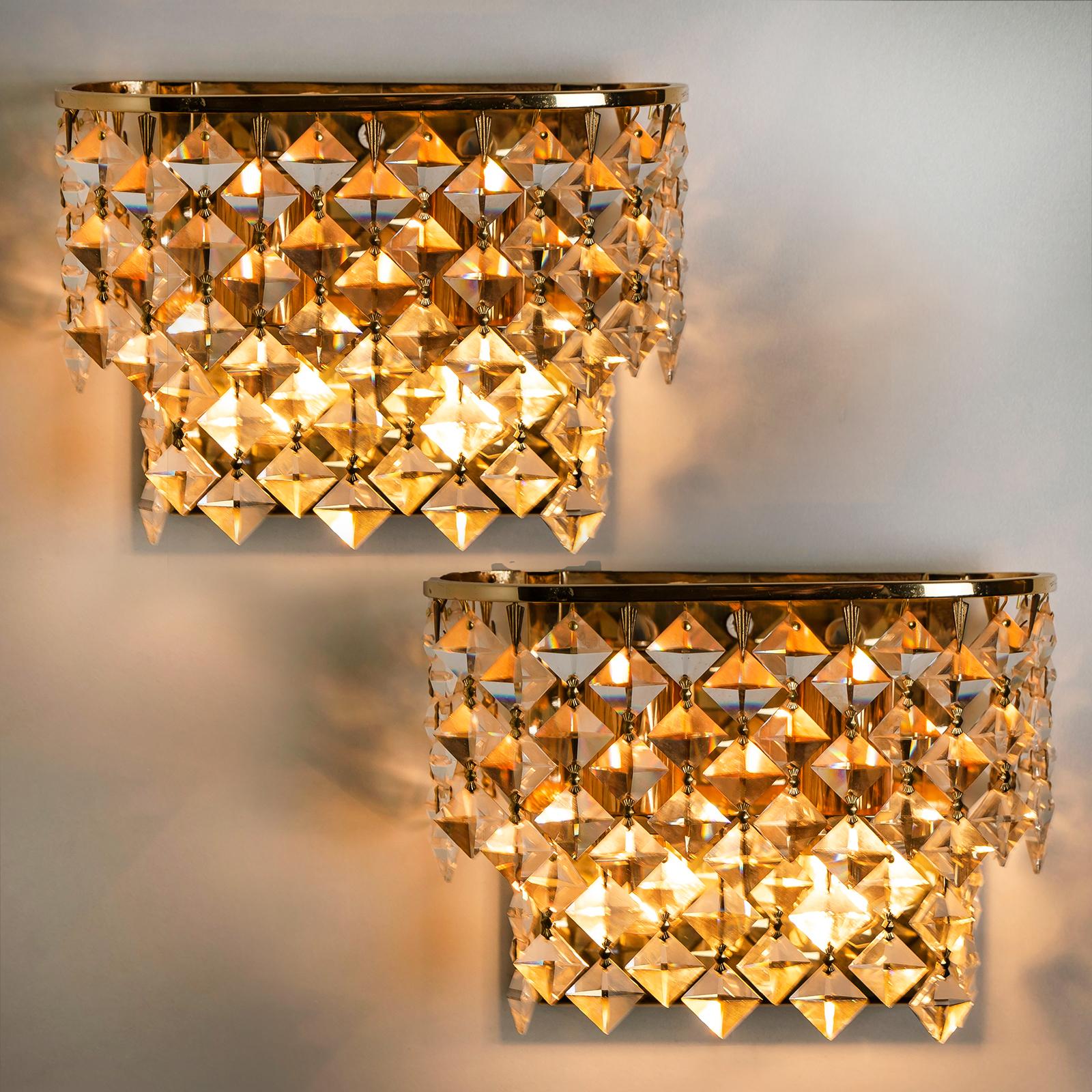 Schönes Paar kleiner Palwa-Wandleuchter aus den 1960er Jahren. Quadratische Glaskristalle in einer Lampe. Das elegante und schicke Modell ist typisch für Palwa, höchste Qualität und beste MATERIALIEN. Beleuchter schön.

Sehr guter Zustand, gut
