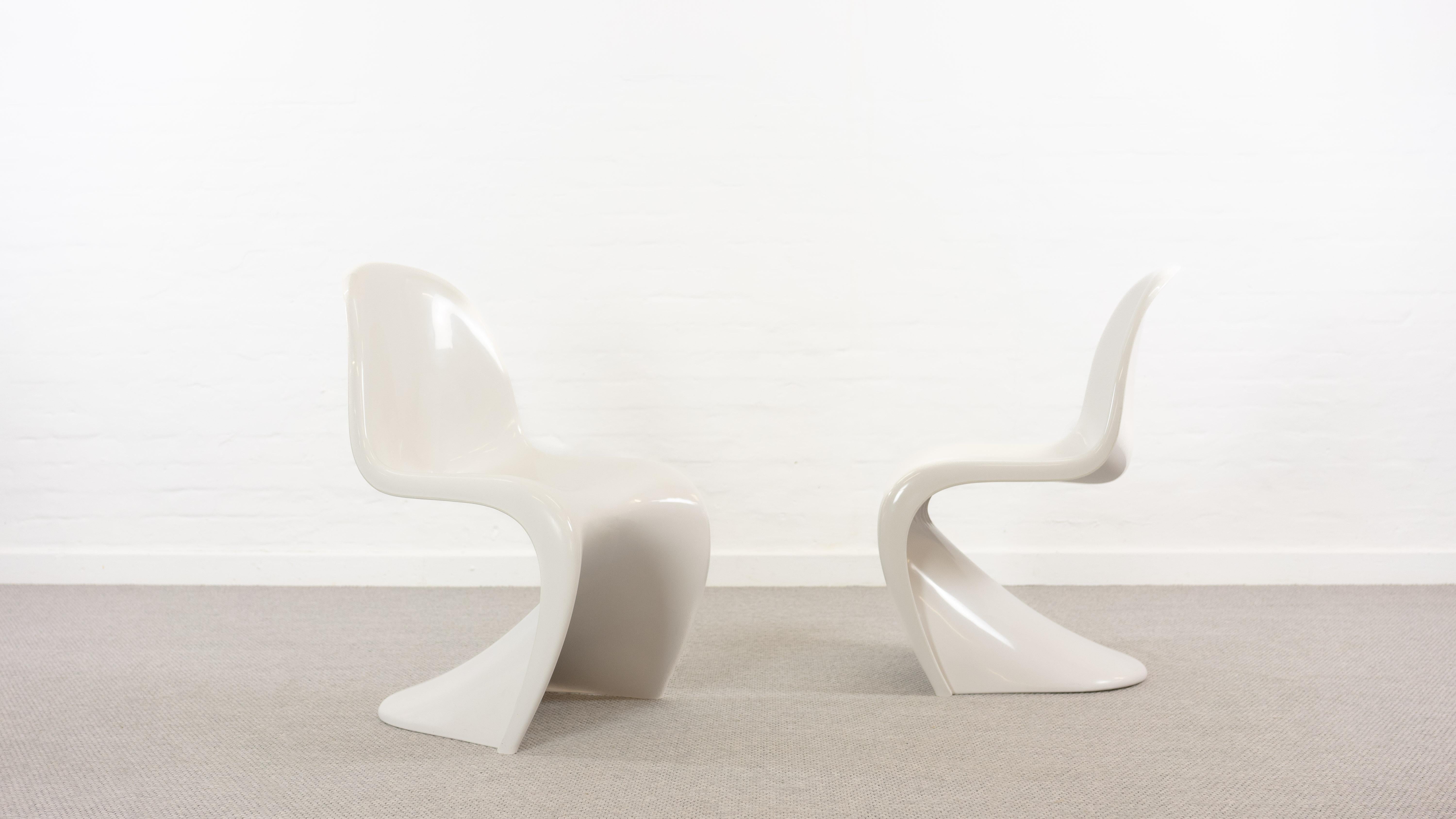 Set (2) Panton s-chairs, designed by Verner Panton for Hermann Miller / Fehlbaum. Color: white. The chairs are from the 2nd production run from 1970 onwards in thermoplastic luran-s with reinforcement ribs underneath. Marked with manufacturers logo