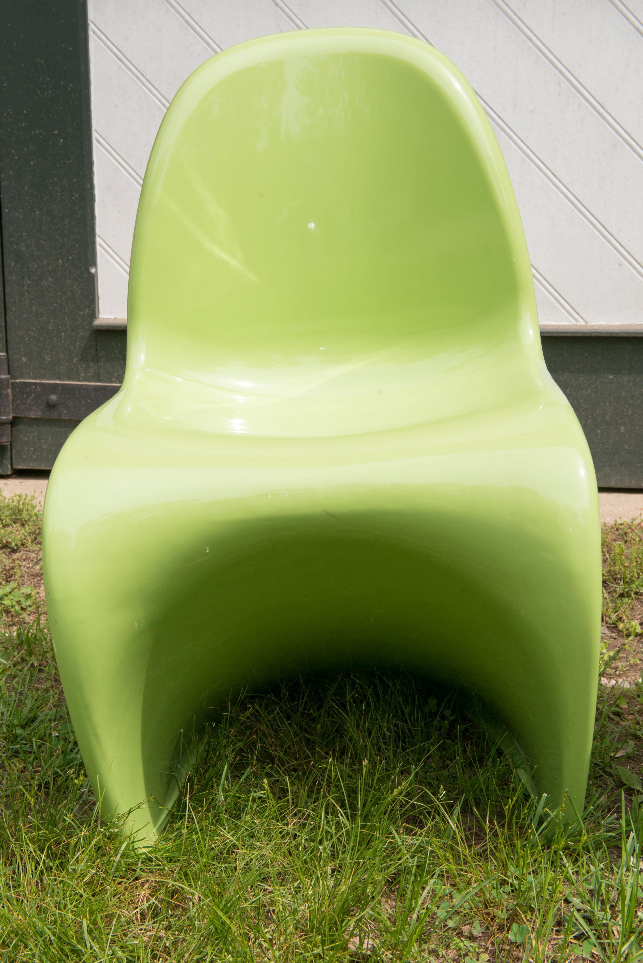 Paar klassische Panton-Stühle in Limonengrün (Dänisch) im Angebot