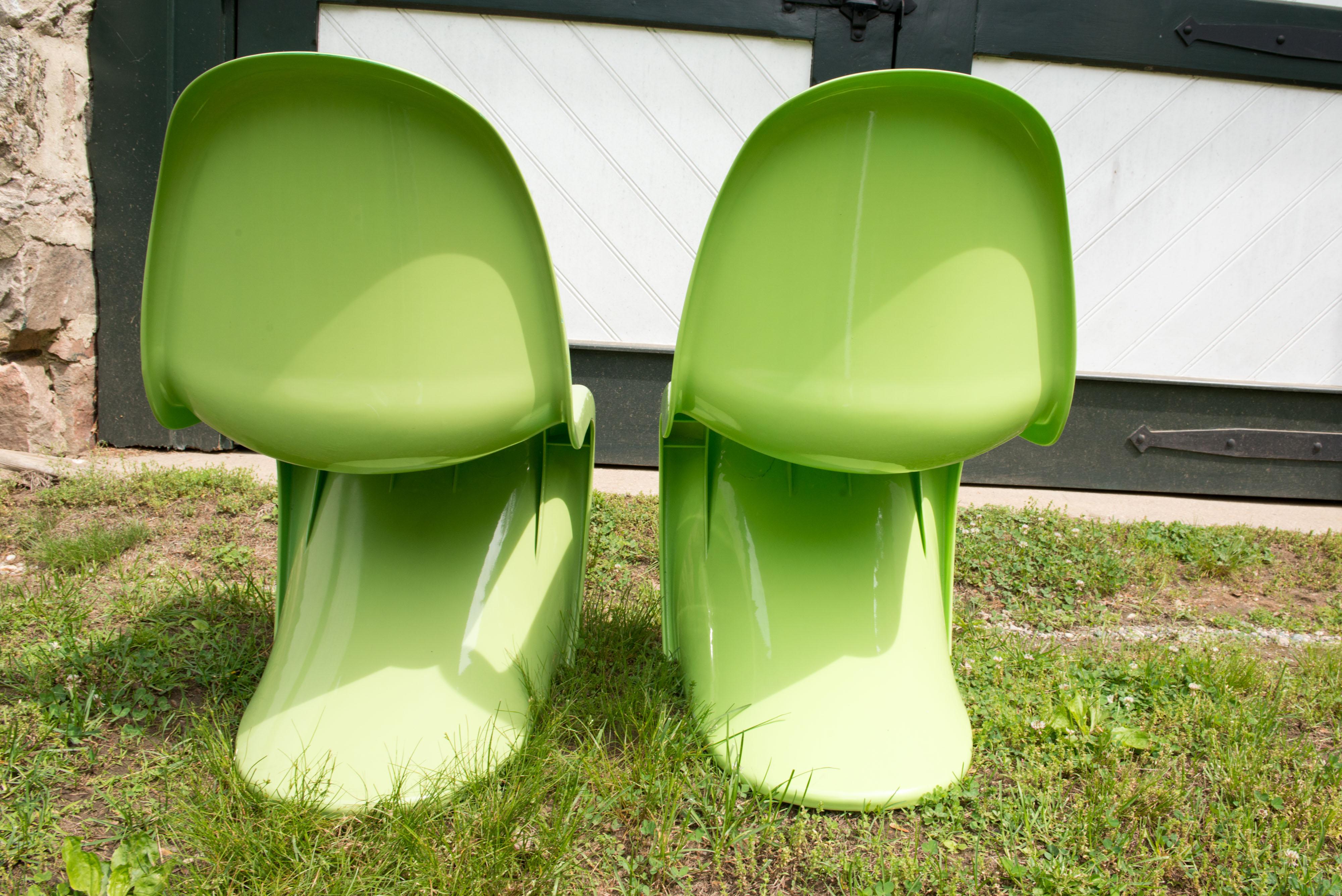Paar klassische Panton-Stühle in Limonengrün (Kunststoff) im Angebot