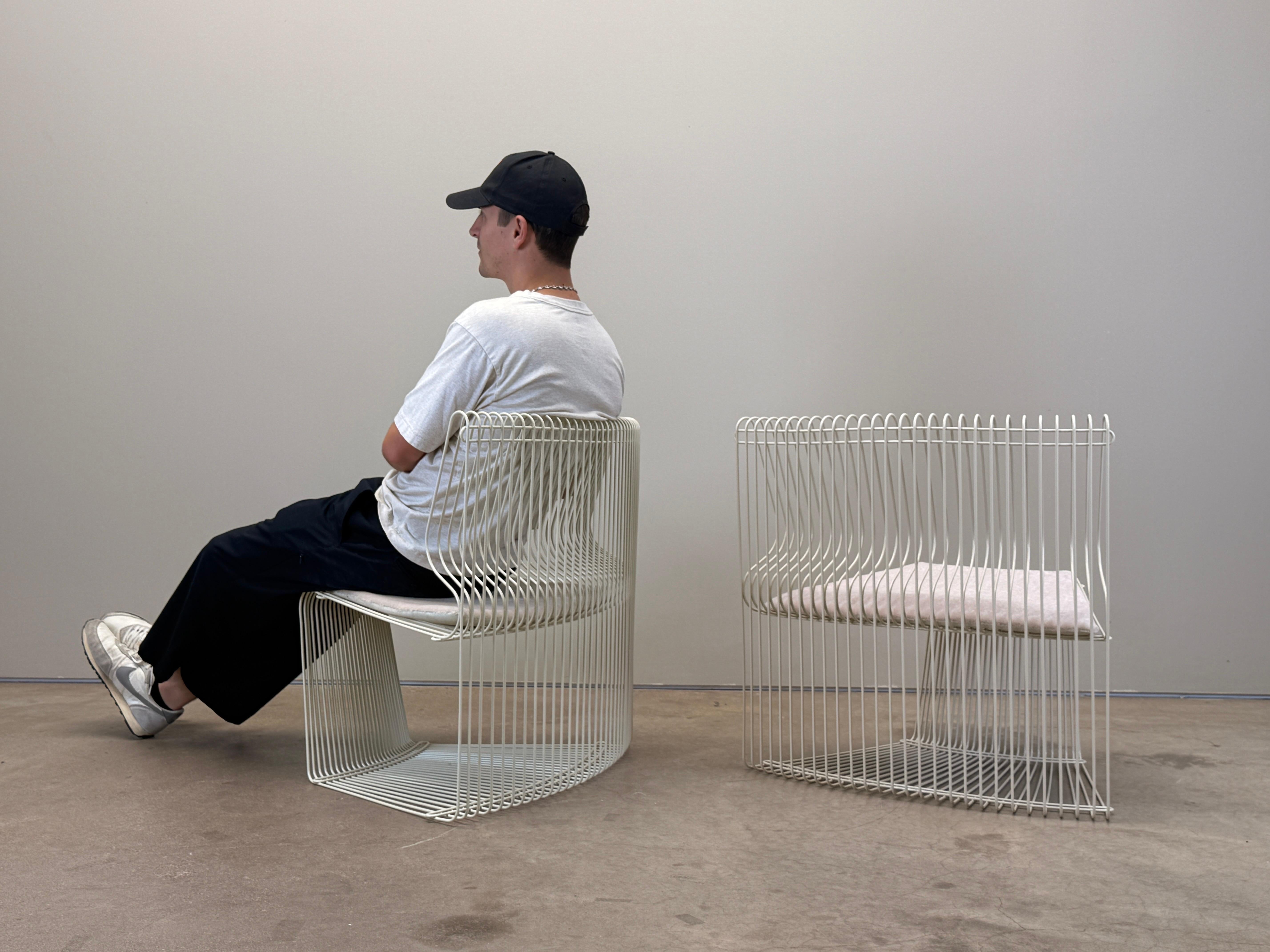 Una coppia di sedie Pantonova disegnate da Verner Panton verniciate a polvere in colore mandorla con un pad di seduta in mohair.
Altri pezzi sono disponibili separatamente.