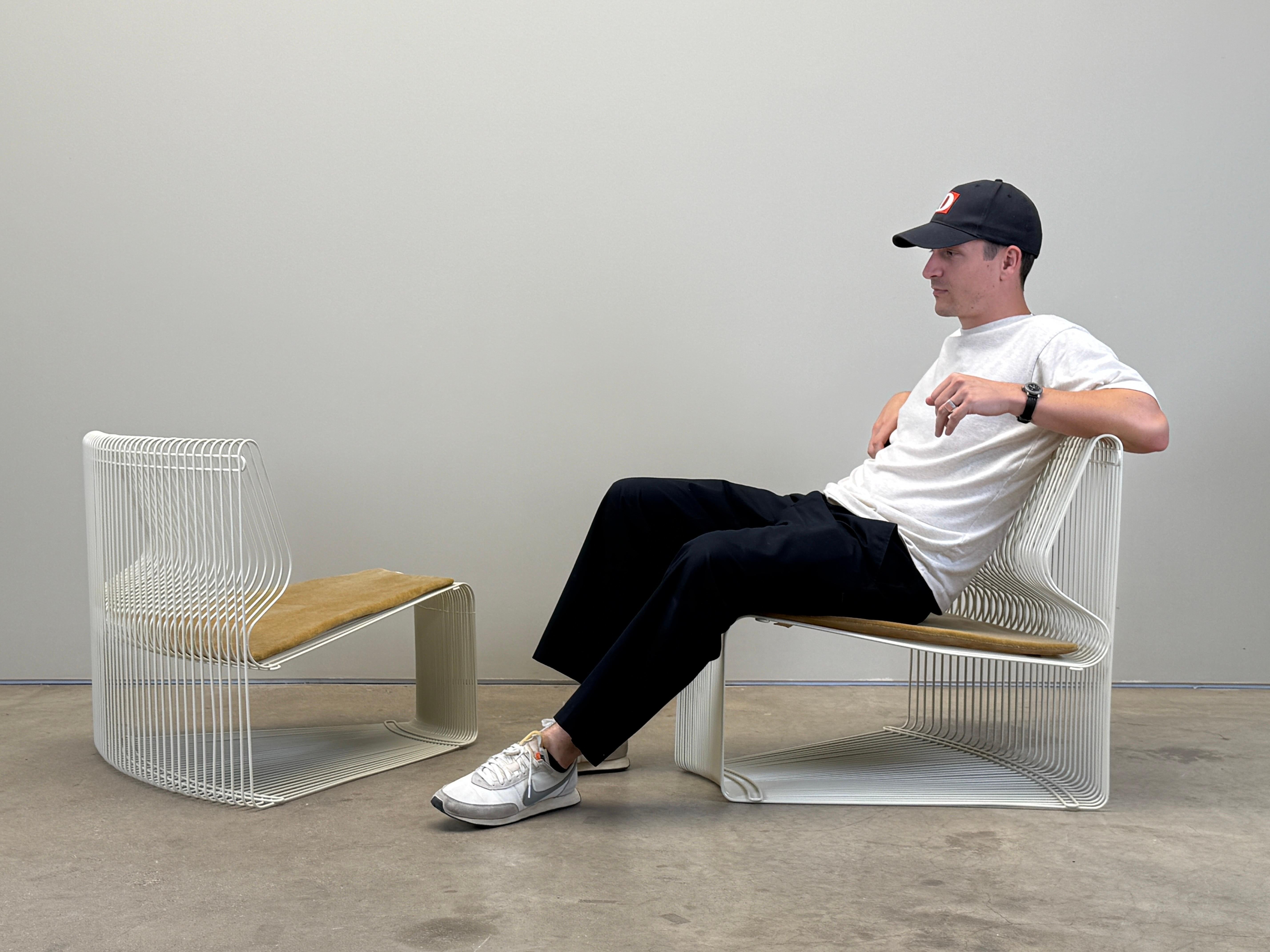 Pareja de tumbonas Pantonova diseñadas por Verner Panton con revestimiento en polvo de color almendra y asiento de mohair.
Piezas adicionales disponibles por separado.