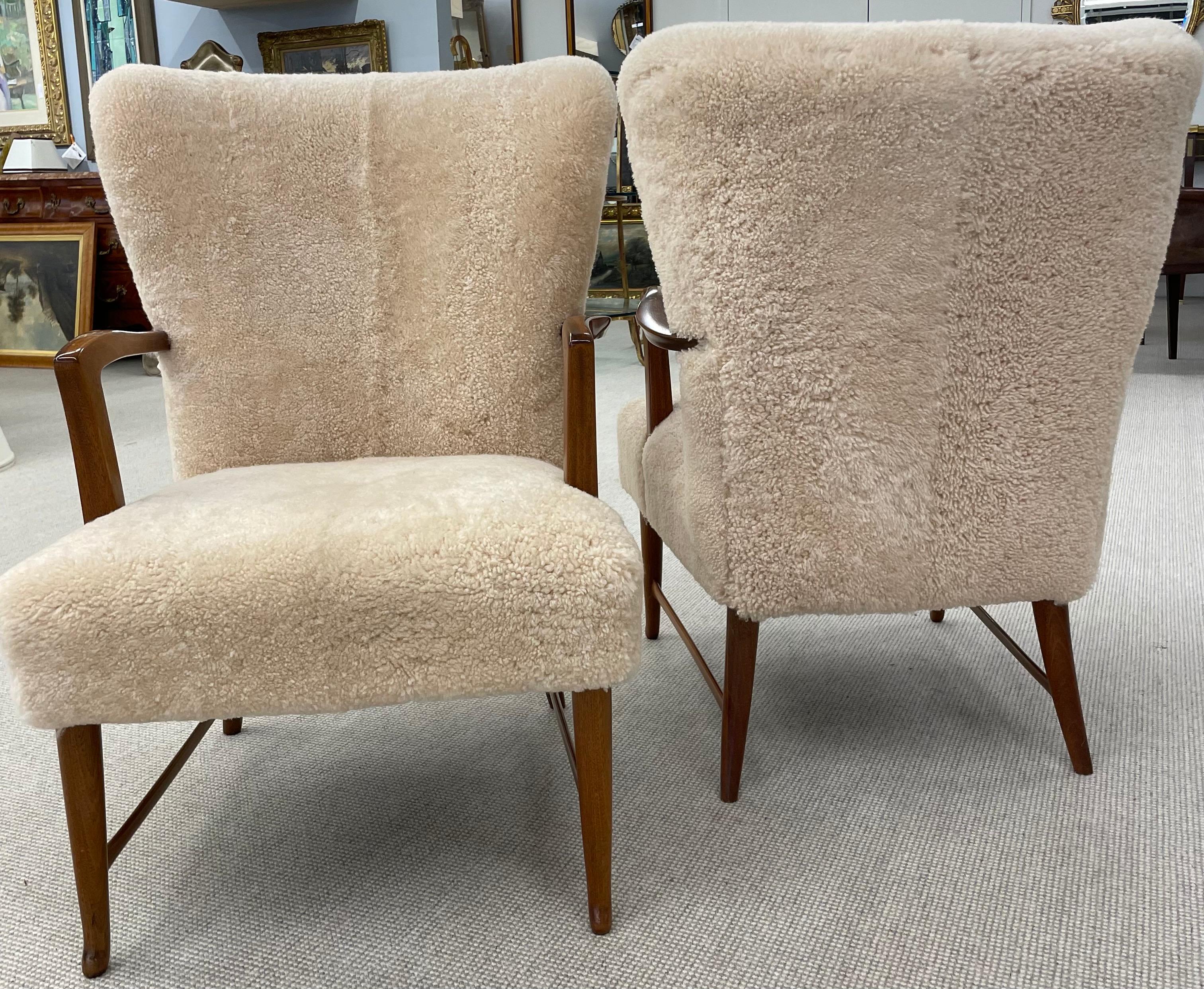 Pair of Mid-Century Paola Buffa Style Italian Lounge Chairs in Neutral Sheepskin In Good Condition In Stamford, CT