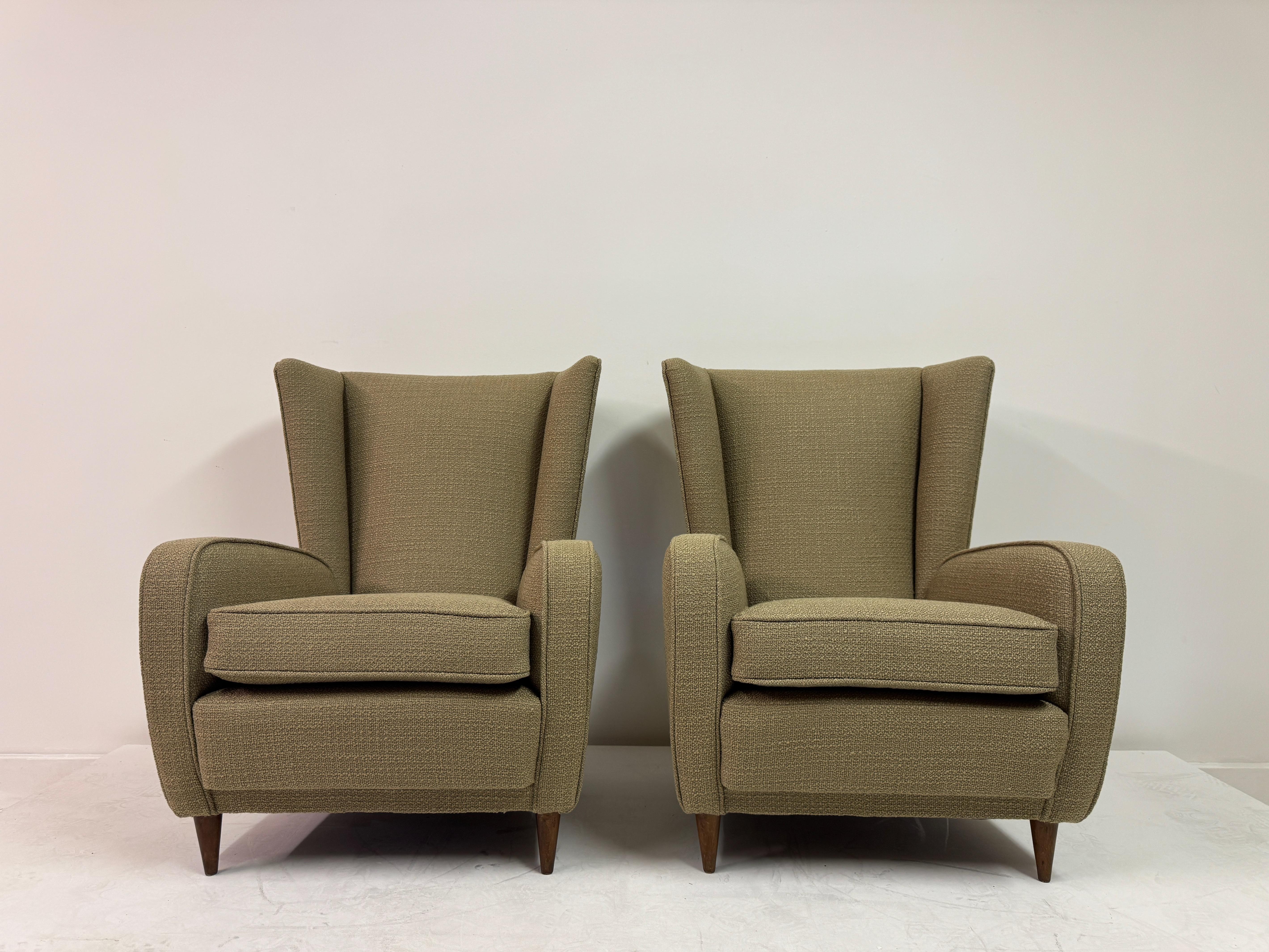 Paire de fauteuils Paolo Buffa, Italie, années 1950

Paire de fauteuils italiens des années 1950 attribués à Paolo Buffa, présentant un mélange caractéristique de clarté architecturale et de confort. Les chaises présentent de hauts dossiers sculptés