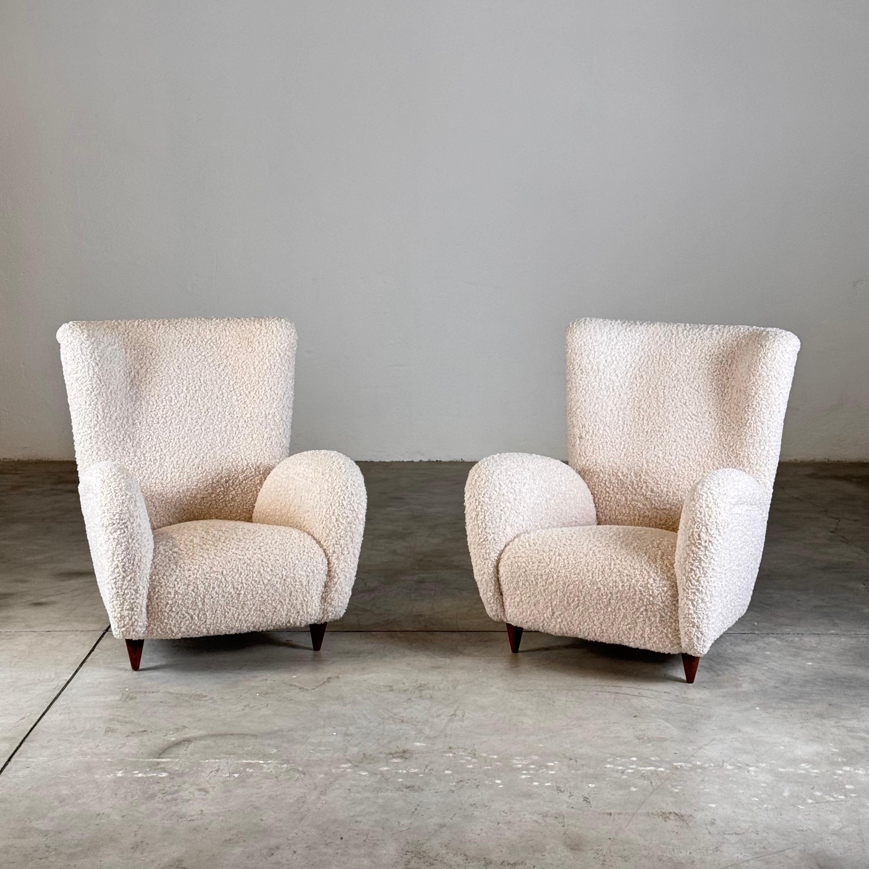 Pair of Paolo Buffa Style Lounge Chairs, Faux Poodle Fabric & Walnut Tapered Legs, 1950s

This exquisite pair of lounge chairs, attributed to Paolo Buffa for La Sorgente dei Mobili di Cantù, epitomizes mid-century Italian elegance. Dating back to