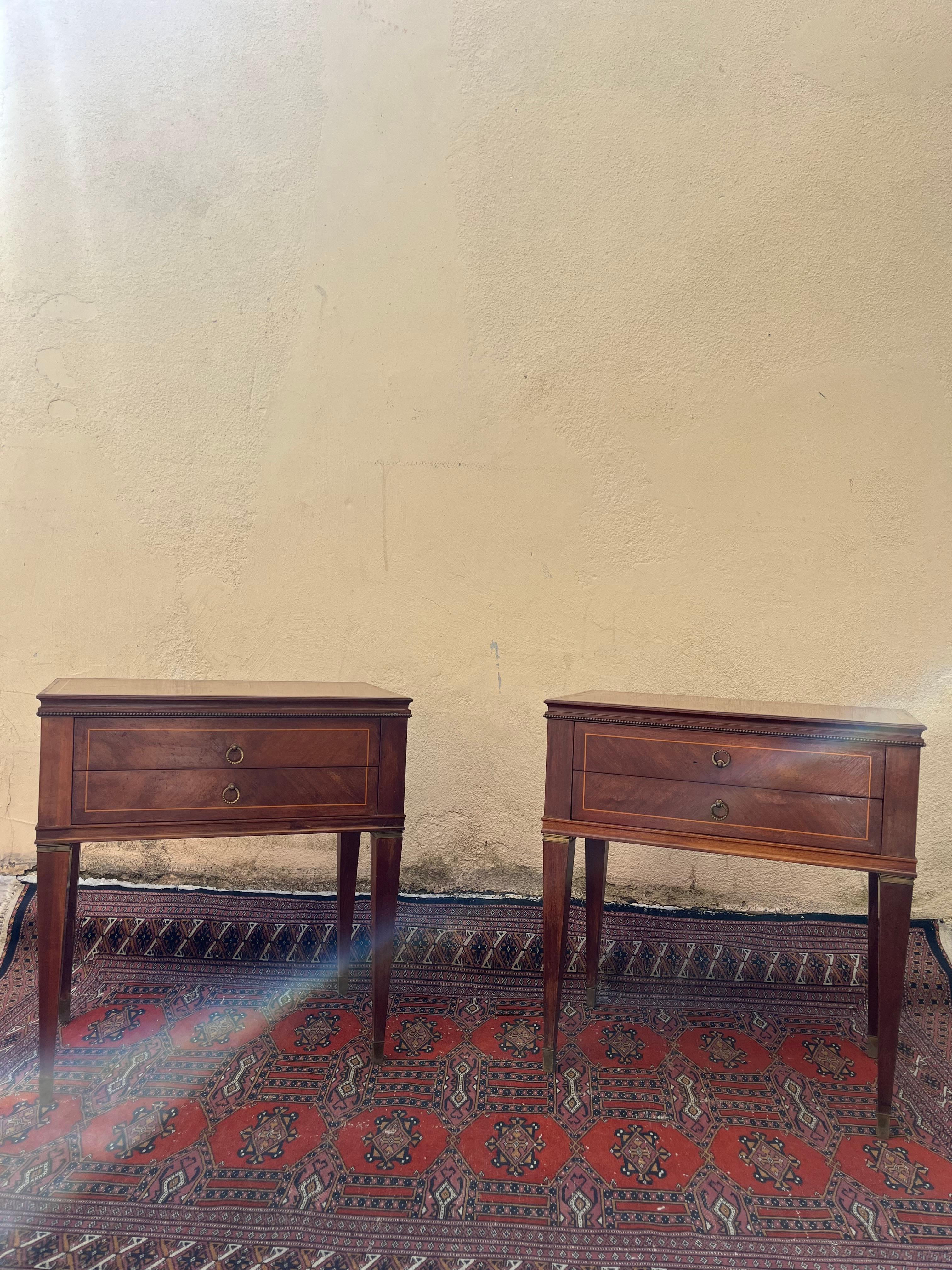 Paire de tables de chevet Paolo Buffa Original 1950s. Imaginez que vous puissiez ajouter une touche d'élégance italienne authentique à votre chambre à coucher, comme seul le design des années 1950 peut l'évoquer. Cette paire de tables de chevet en