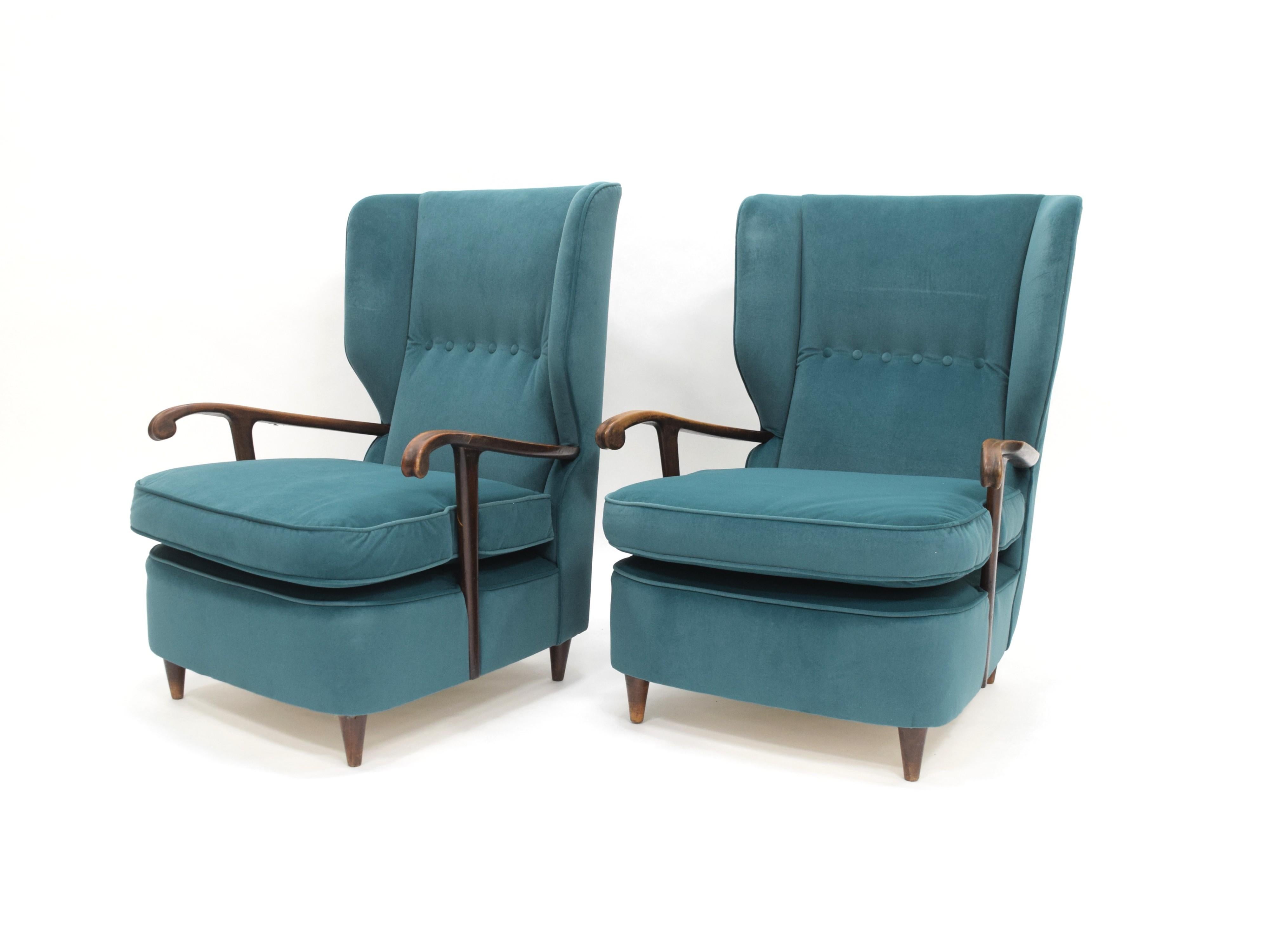 Paire de fauteuils Paolo Buffa, vers 1950, tapissés de velours bleu cobalt. Les chaises présentent l'équilibre caractéristique de Buffa entre l'artisanat italien raffiné et le modernisme sculptural. Accoudoirs et pieds en noyer teinté, accoudoirs