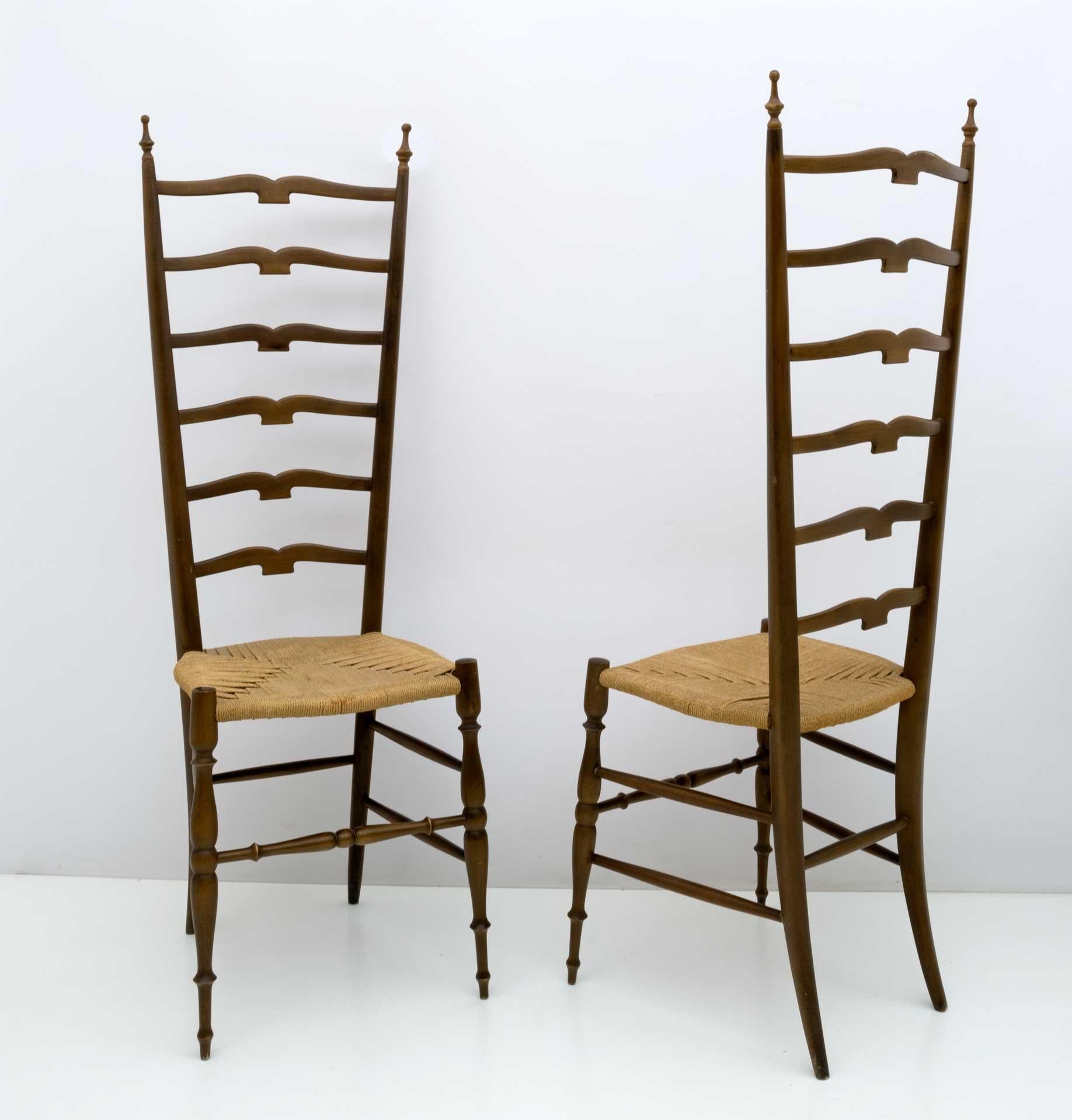Paire de superbes chaises à haut dossier en hêtre teinté noyer clair avec assise en corde de jute d'origine. Ces pièces étonnantes ont été conçues par Paolo Buffa Chiavari dans les années 1950 en Italie.