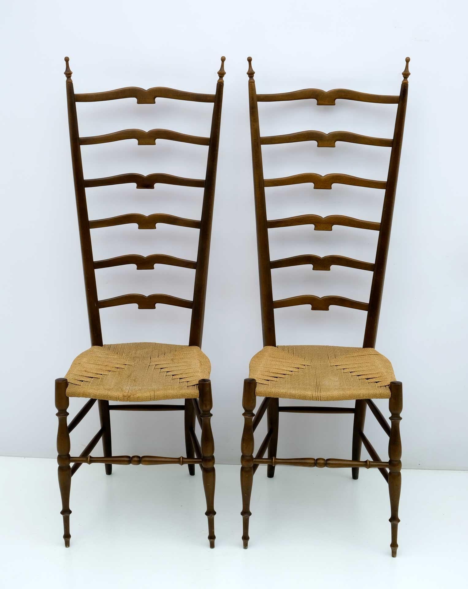 Paar italienische Stühle aus Holz von Paolo Buffa Chiavari mit Leiter hoher Rückenlehne aus Holz, 1950er Jahre (Moderne der Mitte des Jahrhunderts) im Angebot