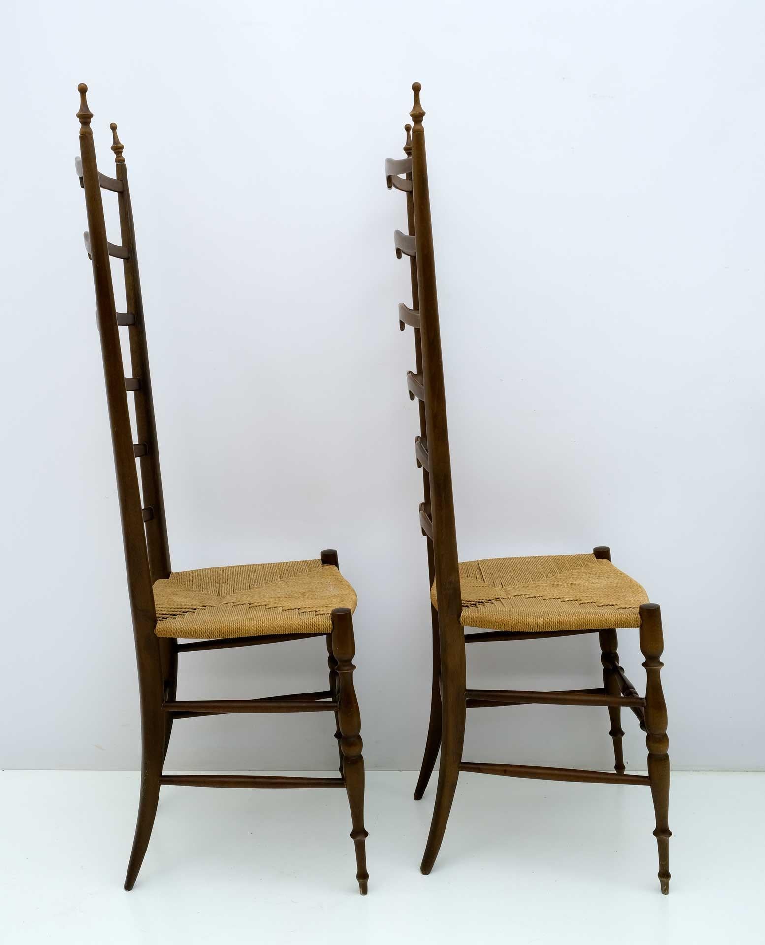 Paar italienische Stühle aus Holz von Paolo Buffa Chiavari mit Leiter hoher Rückenlehne aus Holz, 1950er Jahre im Zustand „Gut“ im Angebot in Puglia, Puglia