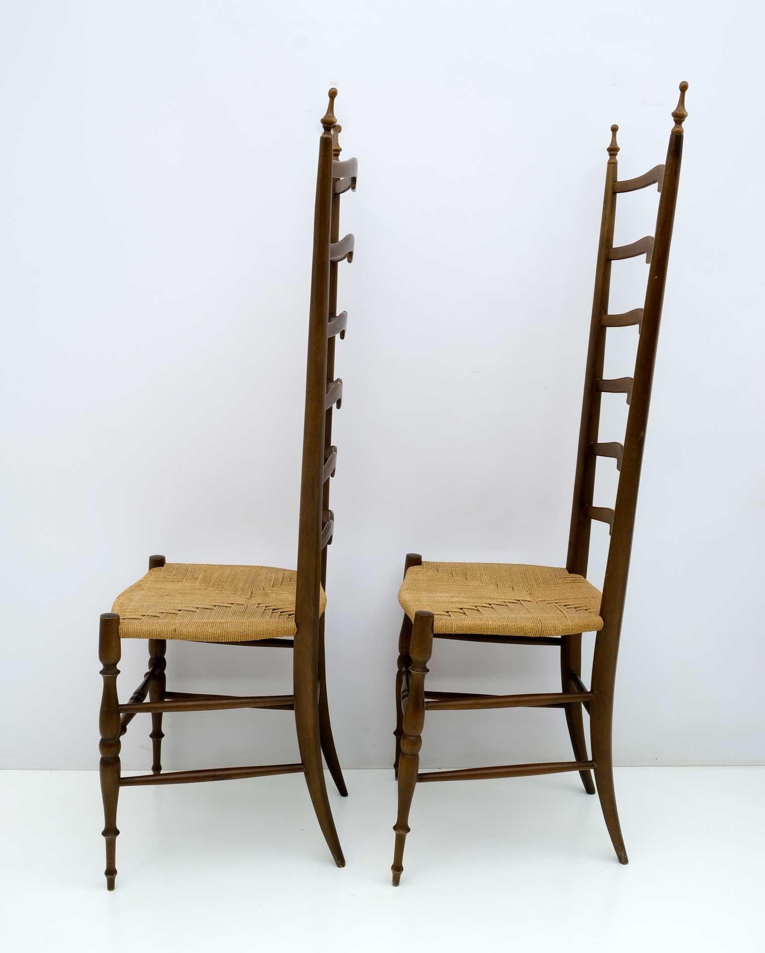 Paar italienische Stühle aus Holz von Paolo Buffa Chiavari mit Leiter hoher Rückenlehne aus Holz, 1950er Jahre (Mitte des 20. Jahrhunderts) im Angebot