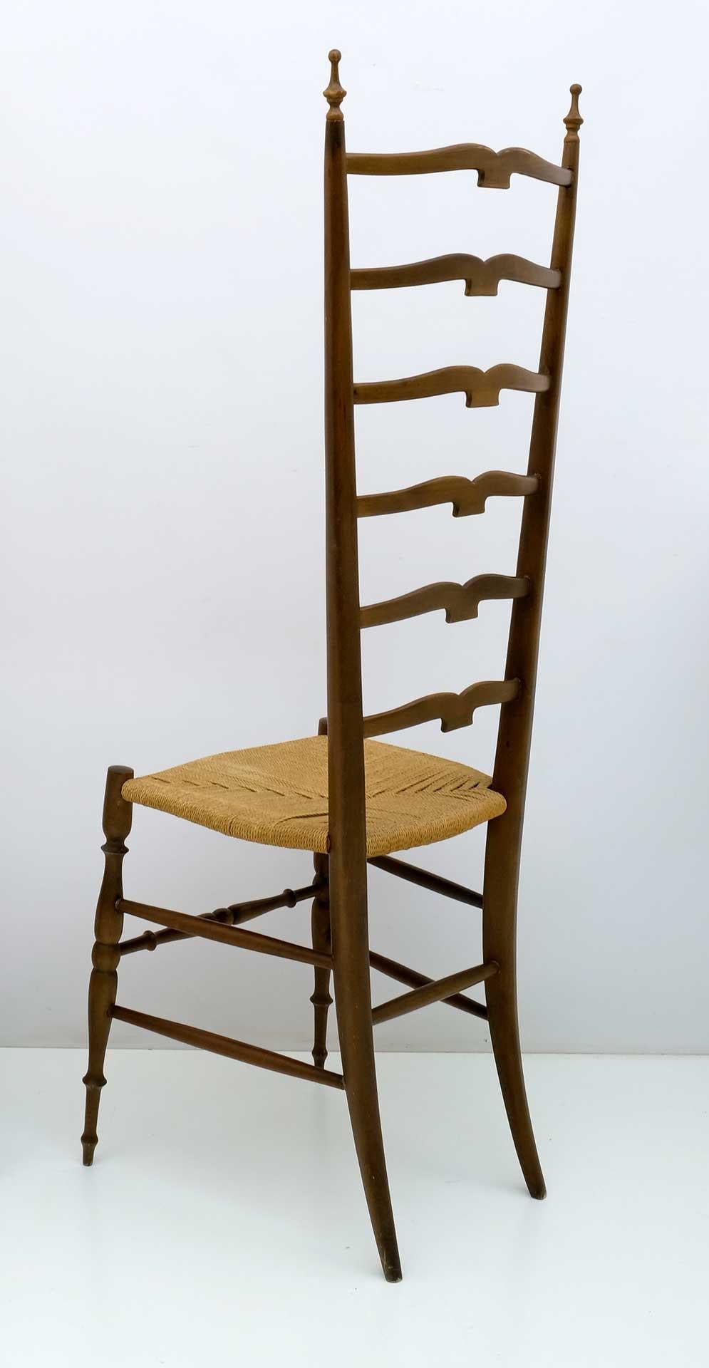 Paar italienische Stühle aus Holz von Paolo Buffa Chiavari mit Leiter hoher Rückenlehne aus Holz, 1950er Jahre (Jute) im Angebot
