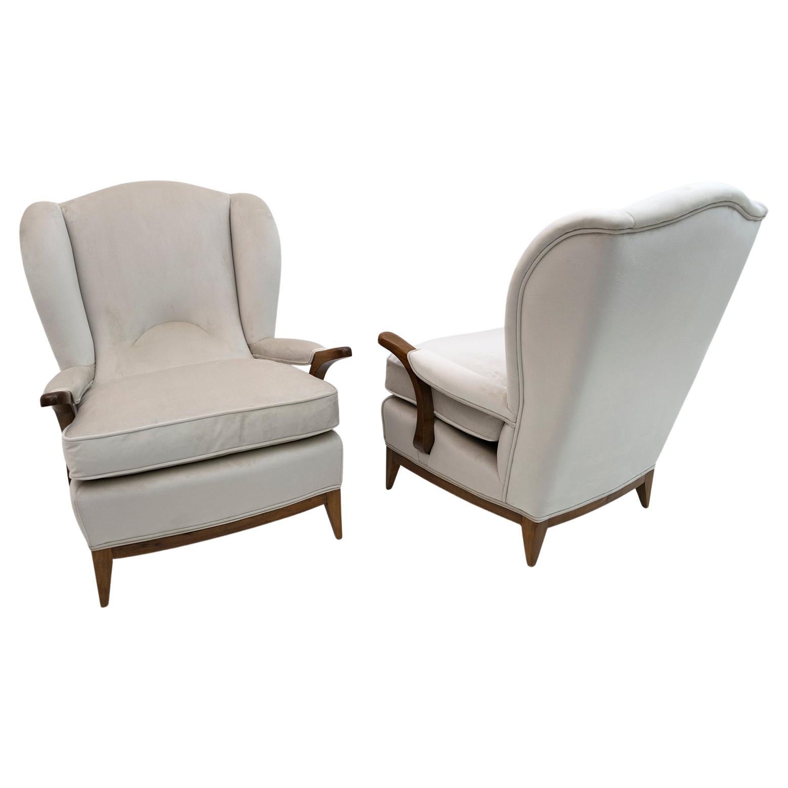 Seltenes Paar Ohrensessel, entworfen von Paolo Buffa und hergestellt in den 1950er Jahren.
Die Sessel wurden restauriert und mit elfenbeinfarbenem Samt gepolstert.

Paolo Buffa war ein italienischer Designer und Architekt. Er ist einer der