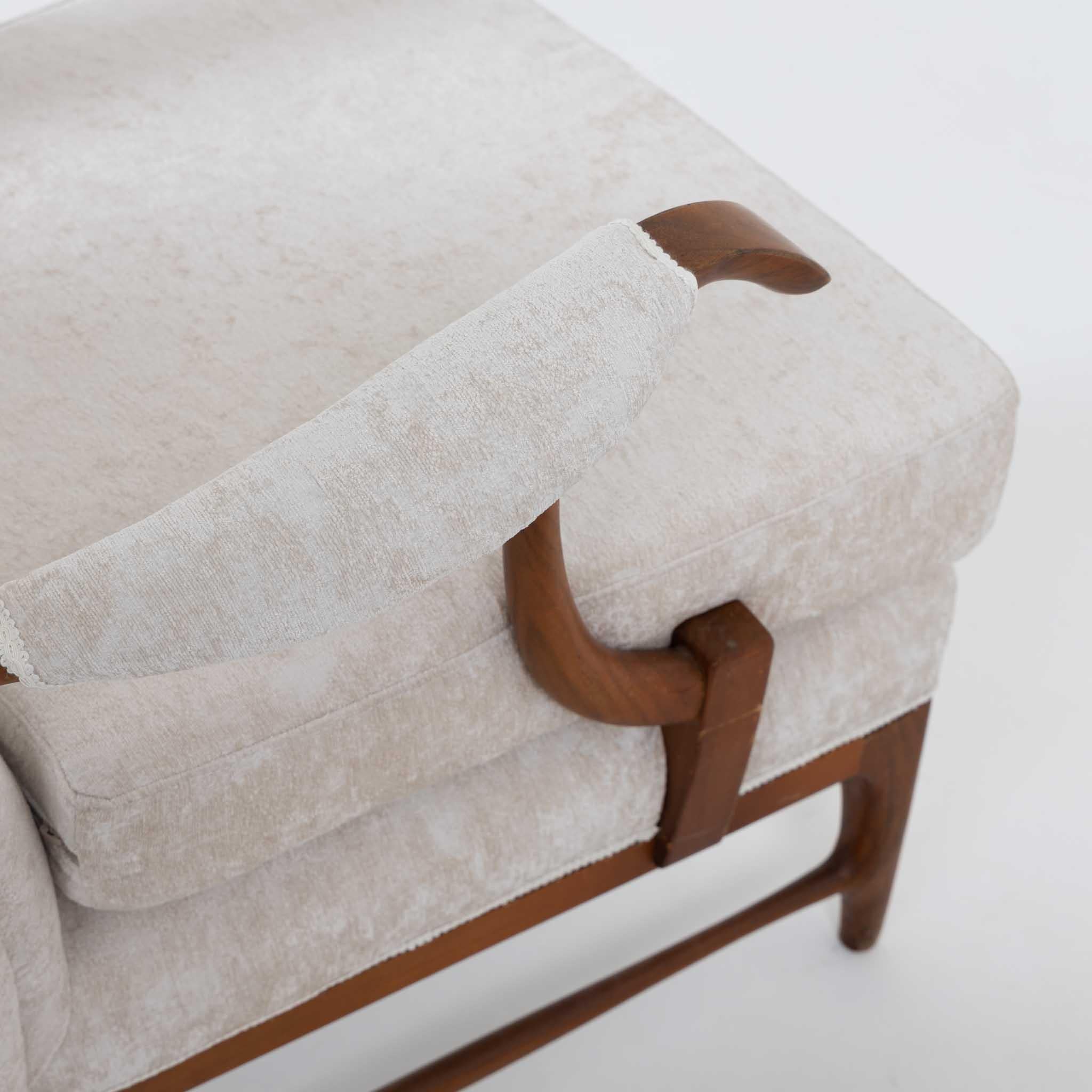 Ein Paar modernistische Sessel von Paolo Buffa. 
Holzrahmen mit gepolsterter Rückenlehne und Armlehnen.