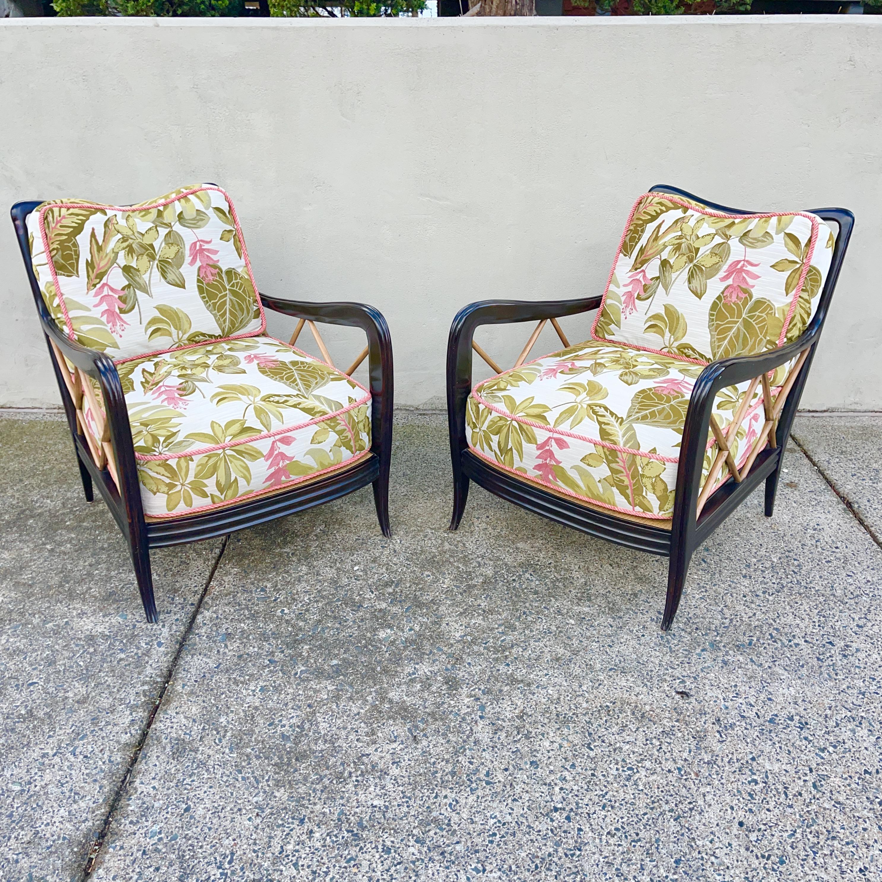 Nous avons la chance de posséder deux paires de ces chaises de salon incroyablement élégantes et bien fabriquées, attribuées à Paolo Buffa.
Chaque chaise est fabriquée en noyer massif ébonisé et présente des accoudoirs exagérément sinueux qui
