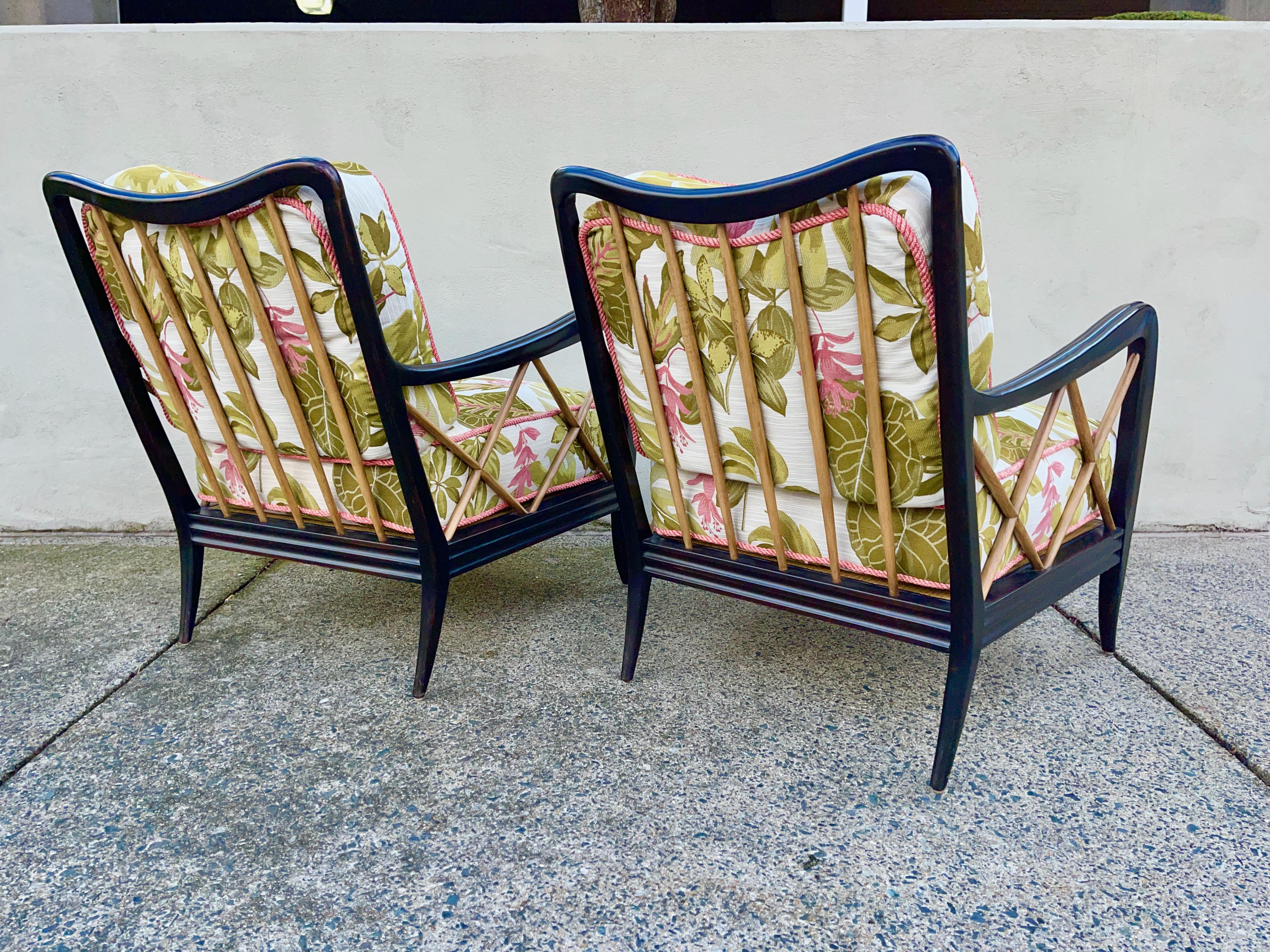 Paire de chaises longues de style Paolo Buffa Bon état - En vente à Hanover, MA