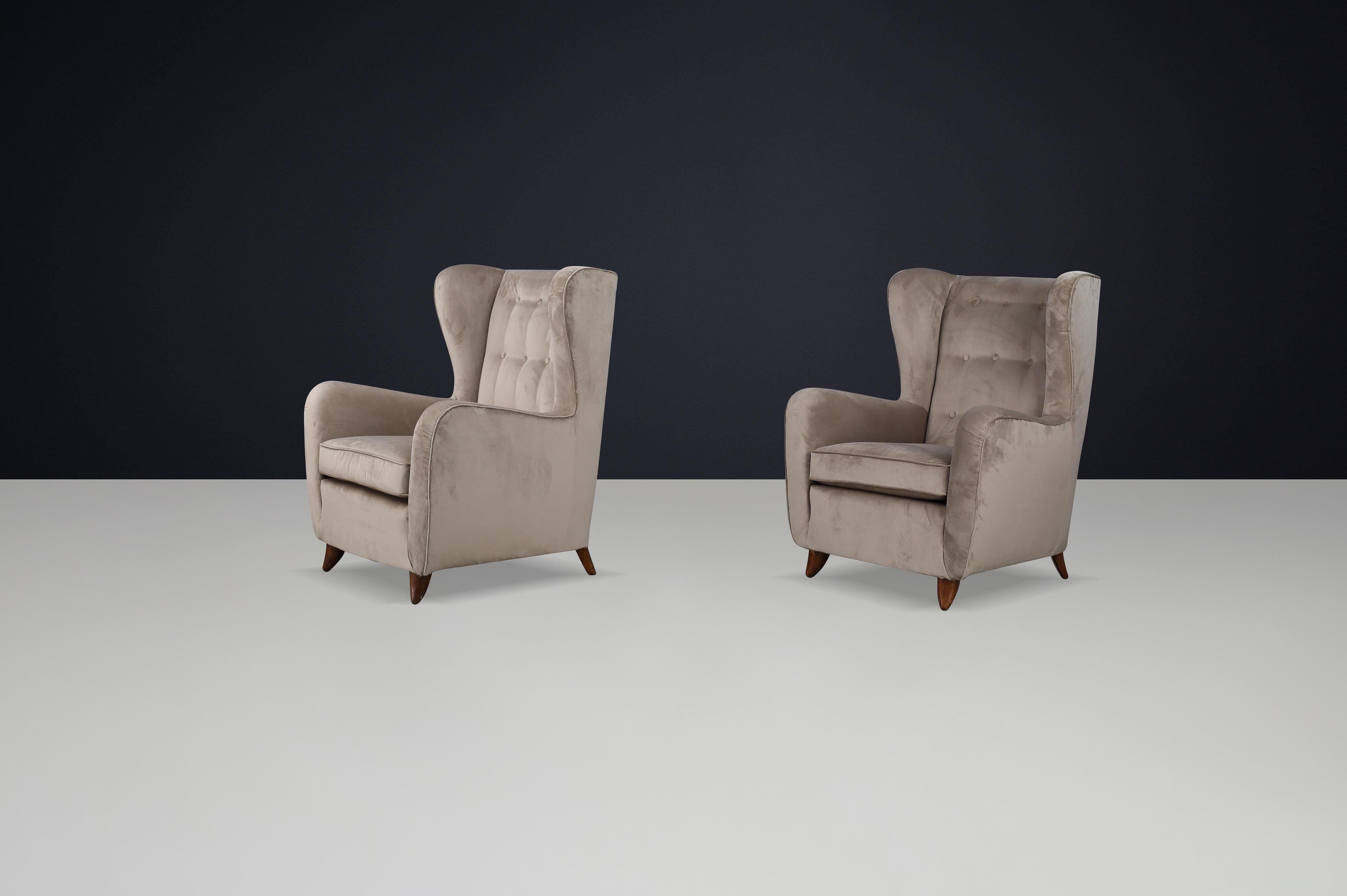 Paire de fauteuils Paolo Buffa à dossier en velours, Italie, années 1950 - Rembourrage conseillé

Cette paire de fauteuils à oreilles italiens du milieu du siècle, attribuée au célèbre designer Paolo Buffa, a été fabriquée dans les années 1950. Ces