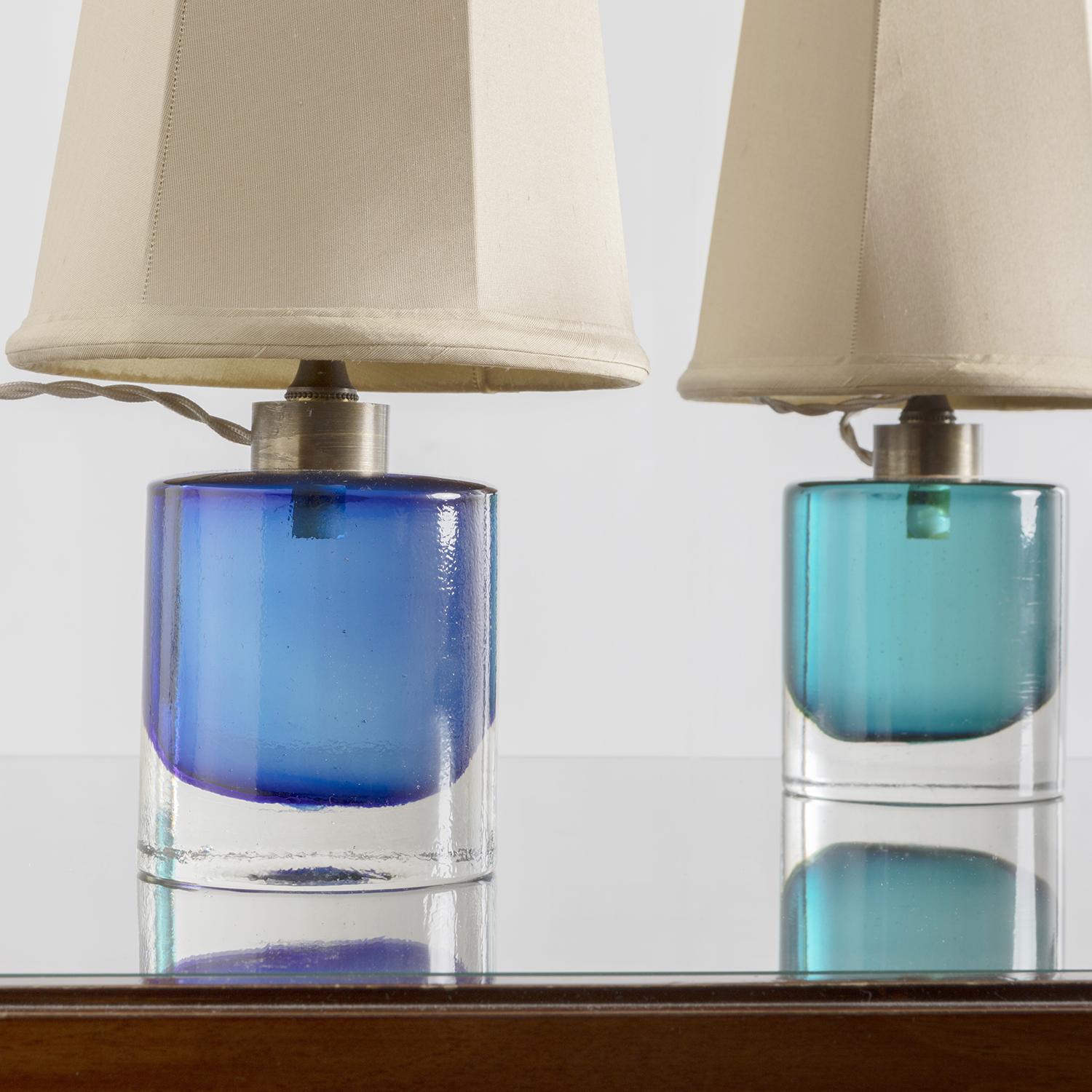 Zwei elegante Tischlampen aus Muranoglas, Modell Petrolina mit der Katalognummer 2778, entworfen und hergestellt in den 1950er Jahren von Paolo Venini für die Glashütte Venini. Größere Version als die Standardversion, mit Untertauchen in zwei