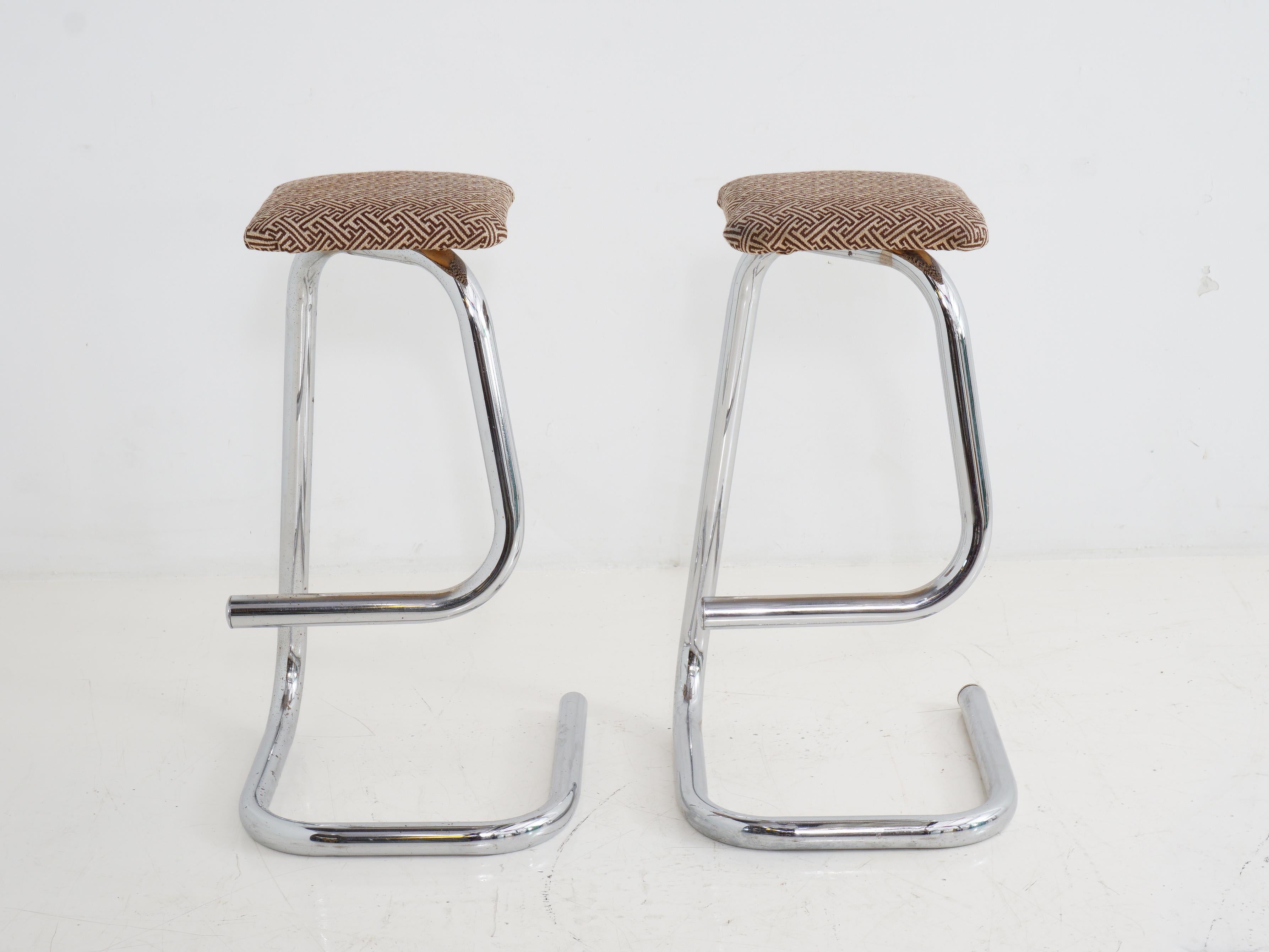 It's the charismatic twist your seating's been craving! Designed to add a playful pop to your space, this stool is like a cheeky nod to your sense of style. The chrome finish takes the classic paperclip to new heights, making it the coolest seat in