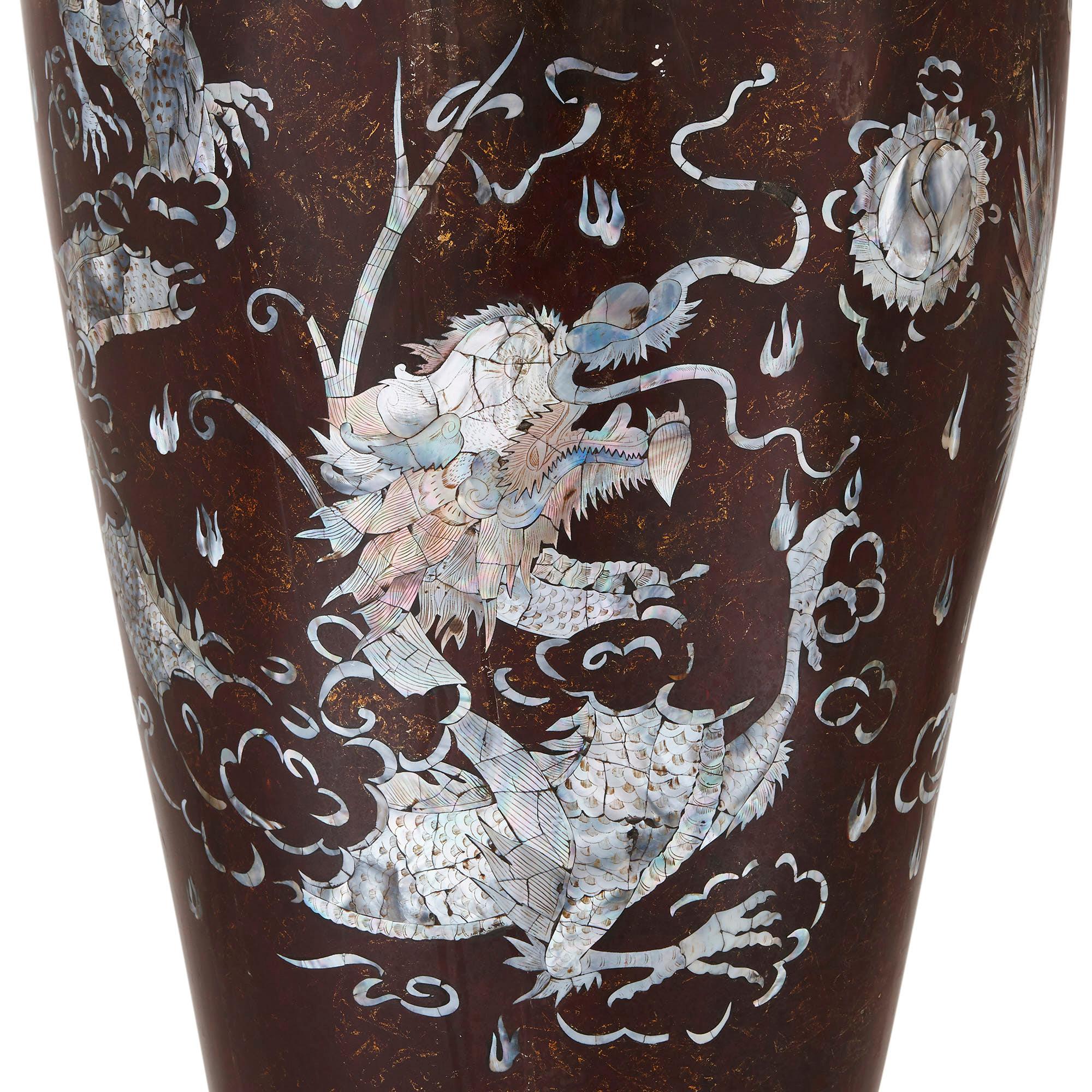 Paar Vasen aus Pappmaché und Perlmutt (20. Jahrhundert) im Angebot