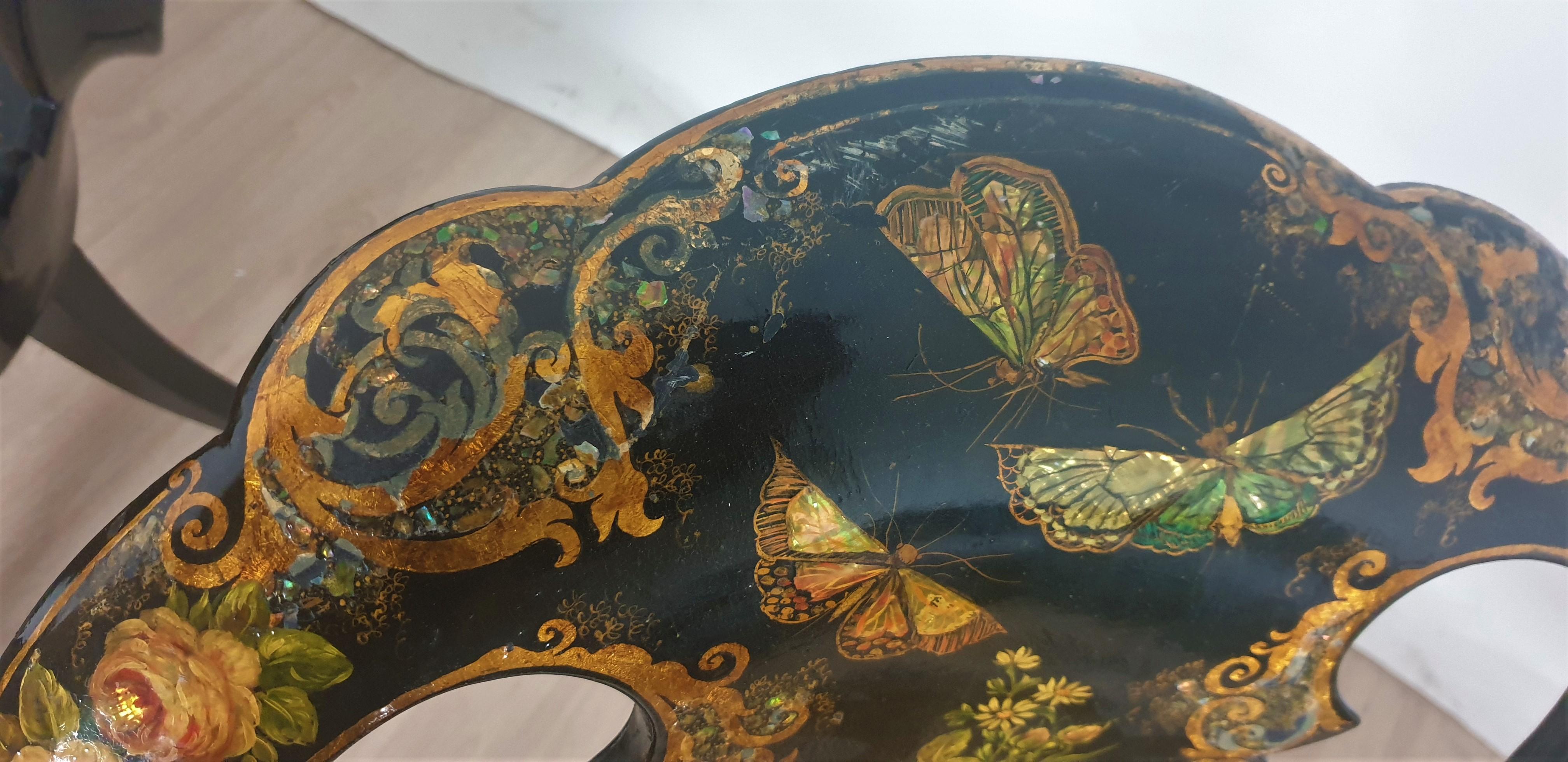 Beautiful pair of papier-mâché armchairs, decorated with painted flowers and butterflies or in mother-of-pearl, on a black lacquered background

The seat is in caning, in good condition

Work from the 19th century, in good condition despite some