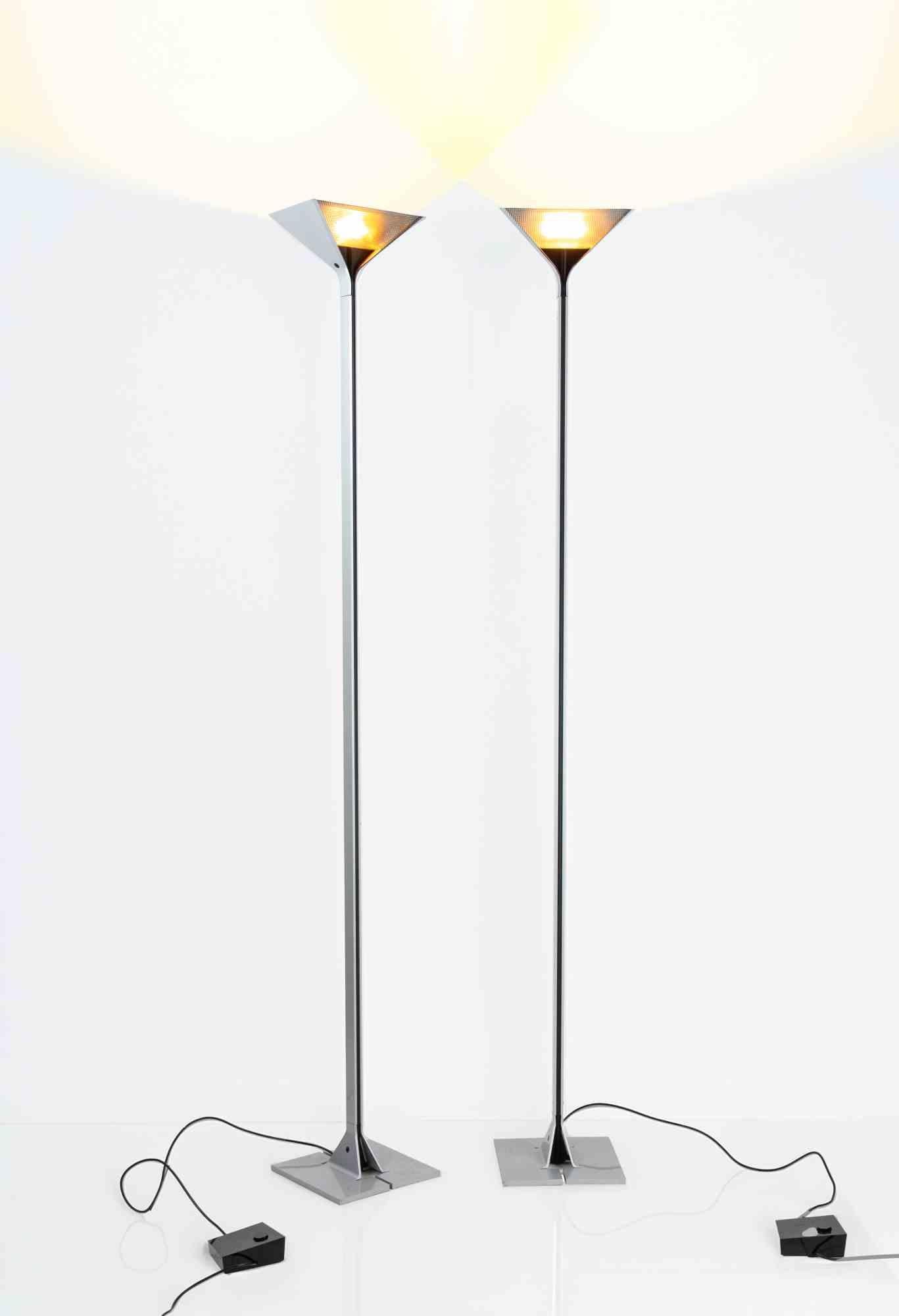 Pair of Papillona Floor lamps realized for Flos in 1977.

Very good condition.

Ref. Domus n. 648, Marzo 1984, p. 44; G. Gramigna, Repertorio del design italiano 1950-2000 per l'arredamento domestico, Allemandi, Torino 2021, p. 250.