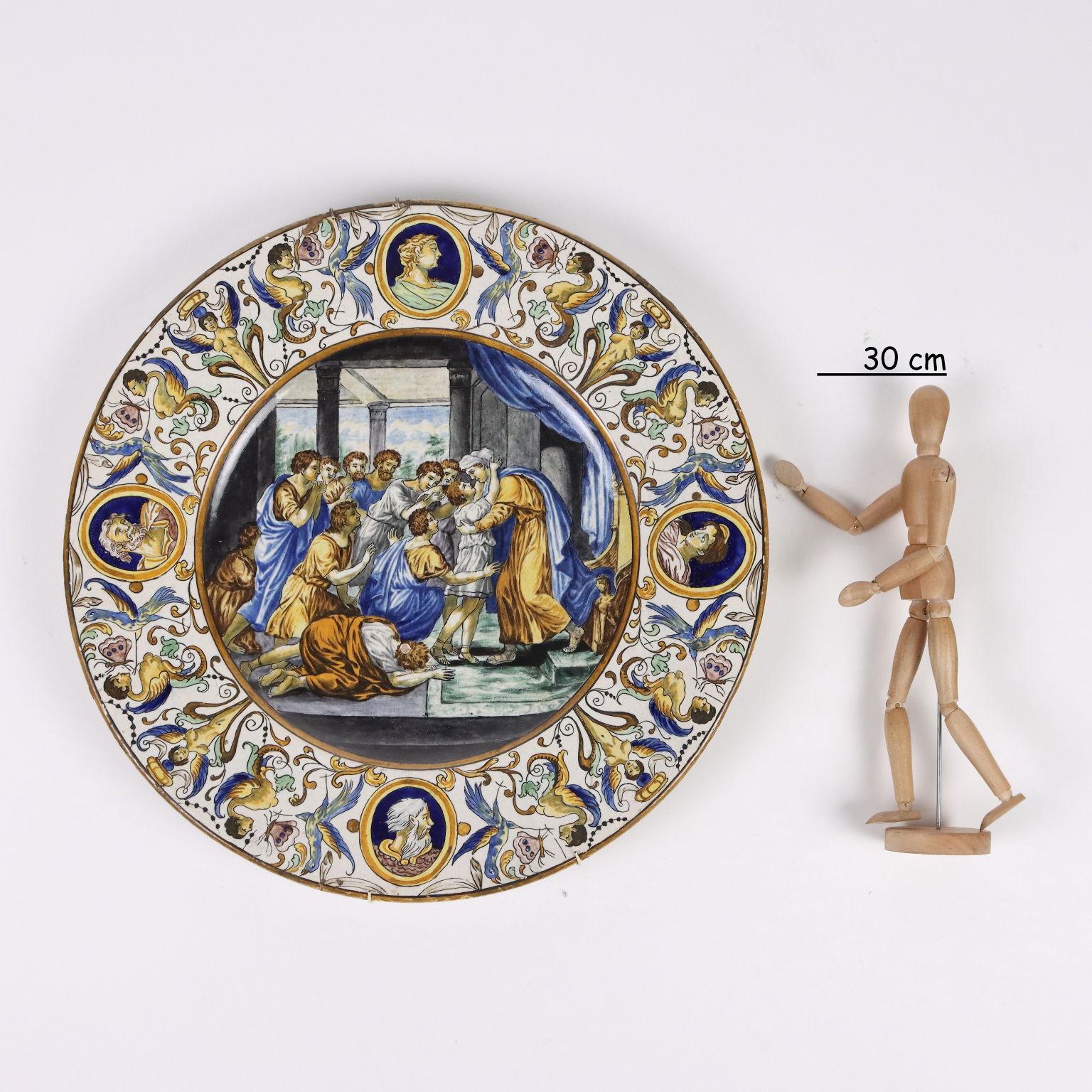 Paar Parade-Teller aus Keramik mit Grotesken und Medaillons auf dem Rand verziert. In der biblischen Szene Kabel.