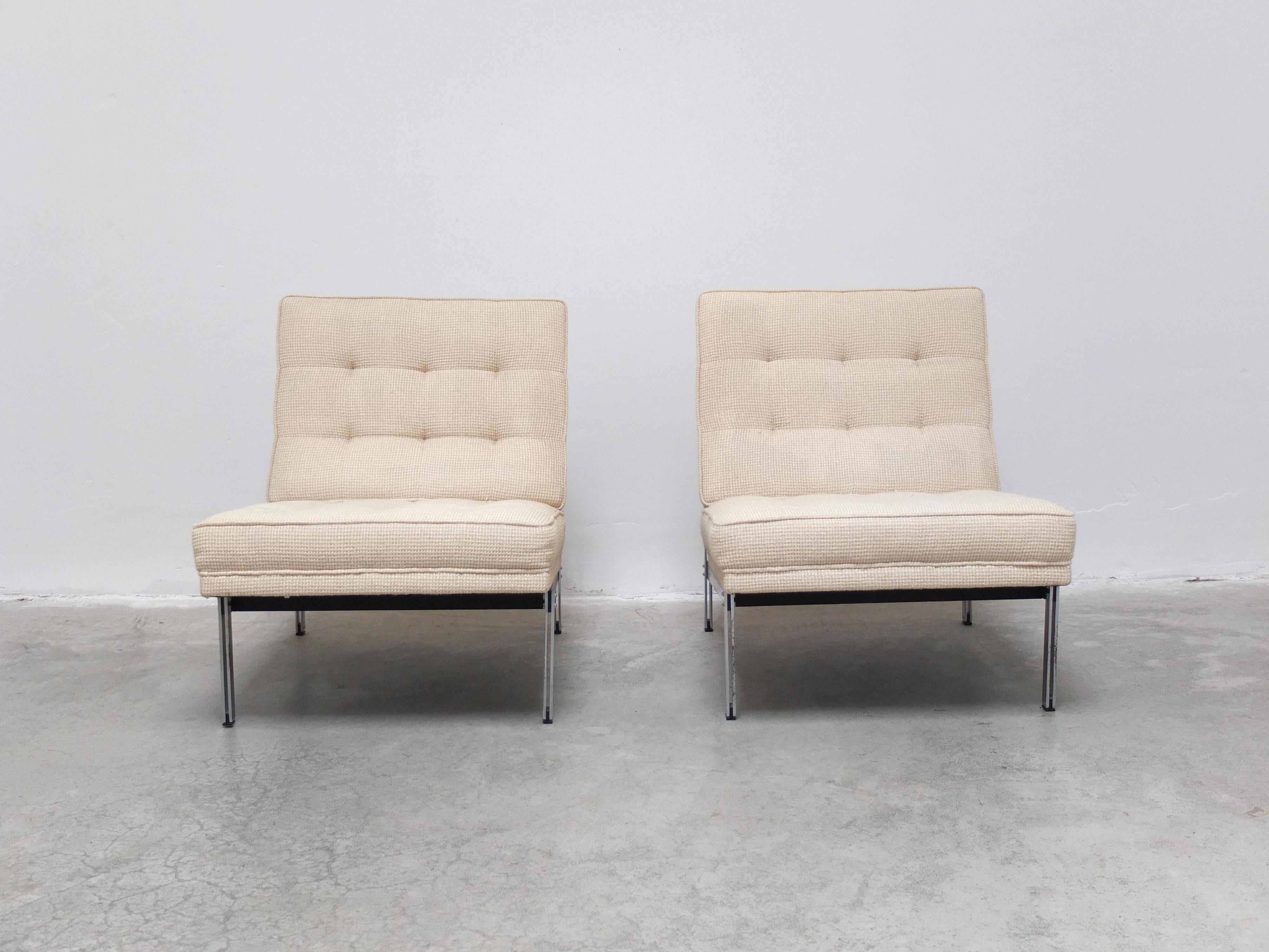 Nice pair of lounge chairs from the ‘Parallel Bar’ series designed by Florence Knoll Basset around 1954. Probably manufactured around 1960 by De Coene in Kortrijk under license for Knoll International. The chairs were upholstered with a creme-white