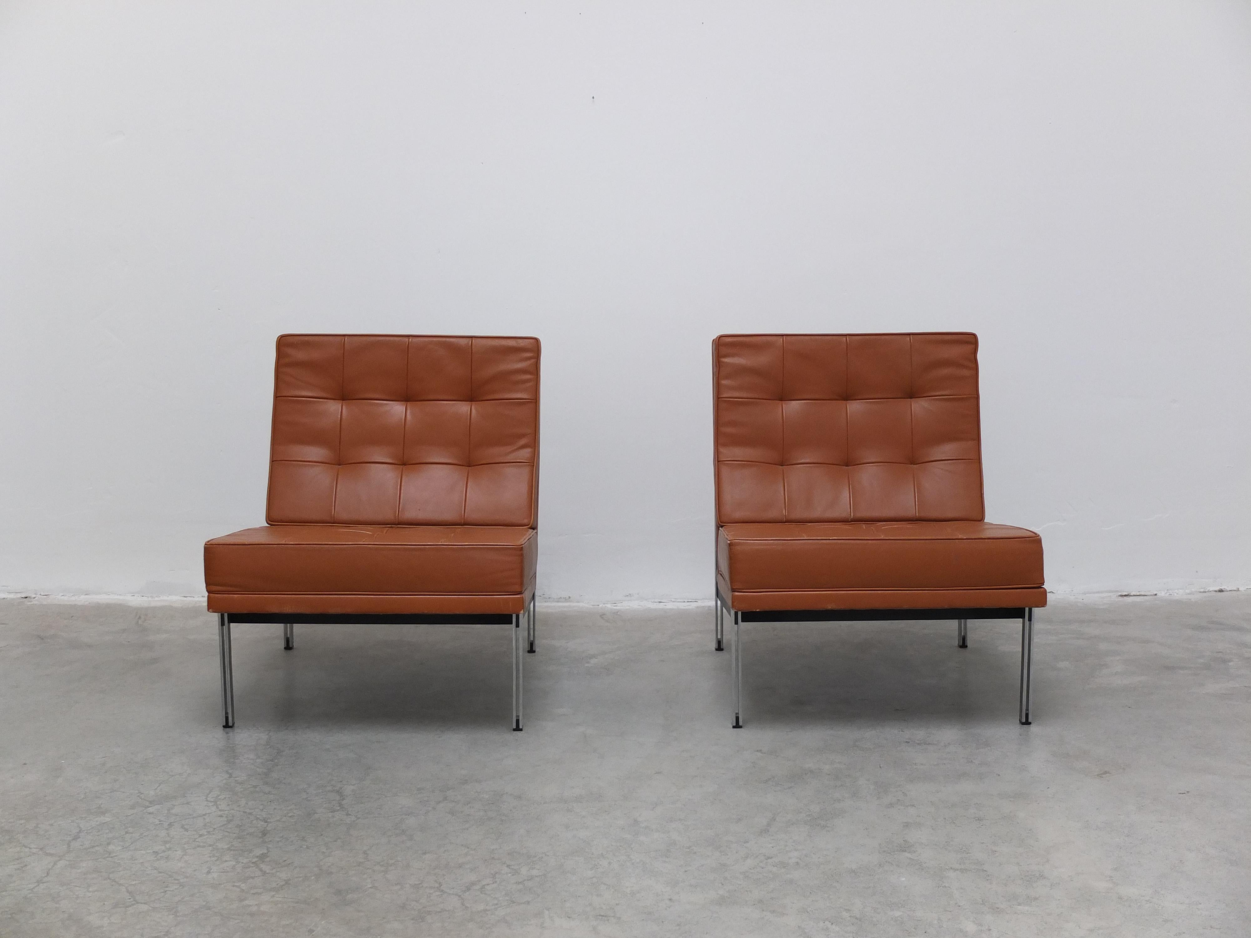 Fantastic pair of lounge chairs in beautiful cognac leather from the ‘Parallel Bar’ series designed by Florence Knoll Basset around 1954. Probably manufactured around 1960 by De Coene in Kortrijk under license for Knoll International. They are in