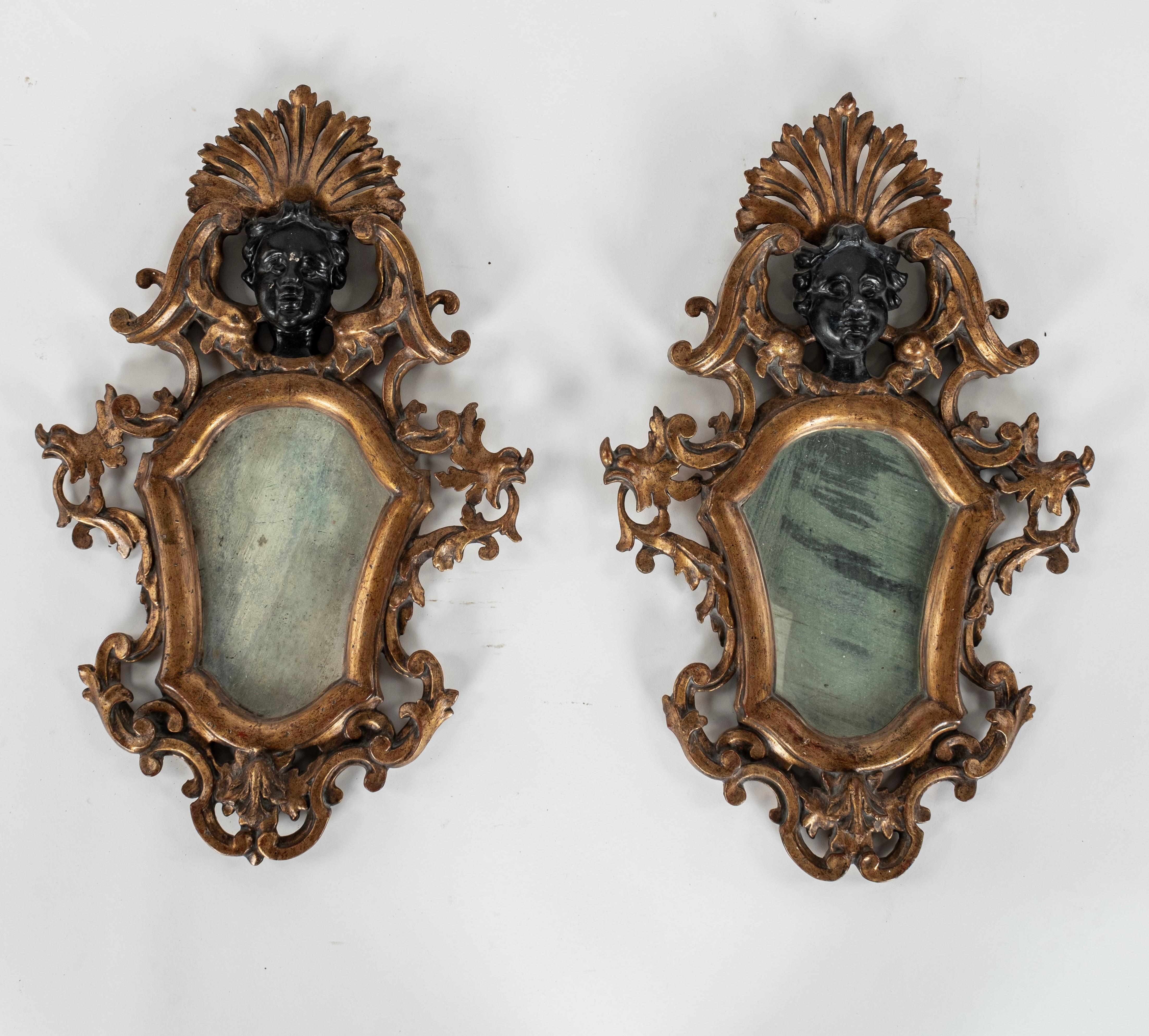 italien Paire de miroirs Paramour en bois doré en vente