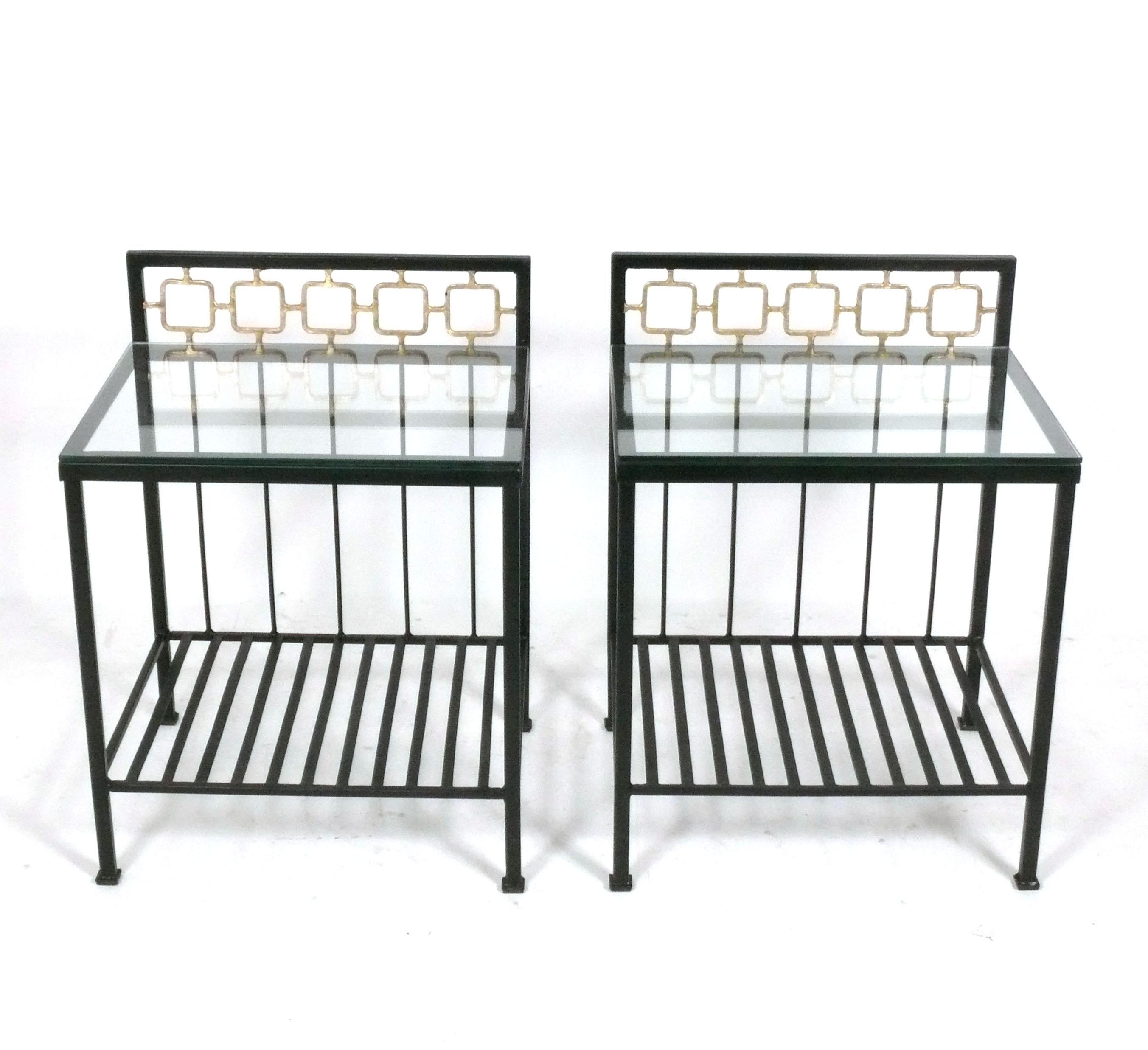 Paire de tables de chevet ou de table d'appoint en fer doré et verre, françaises, vers les années 1960. De taille polyvalente, elles peuvent être utilisées comme tables de chevet, tables d'appoint ou d'extrémité. La hauteur des plateaux de table est