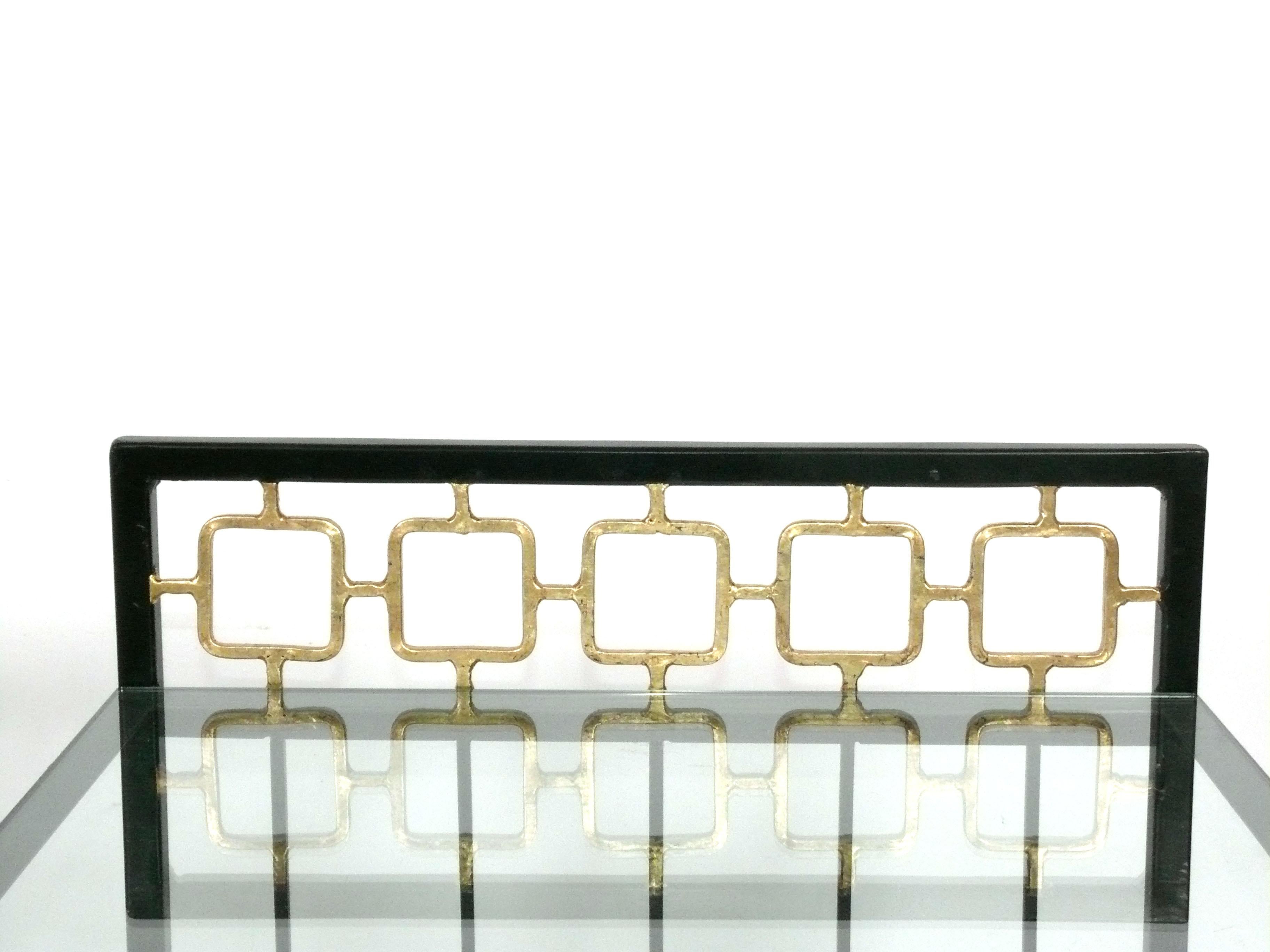 Mid-Century Modern Paire de tables de nuit en fer doré Parcel en vente