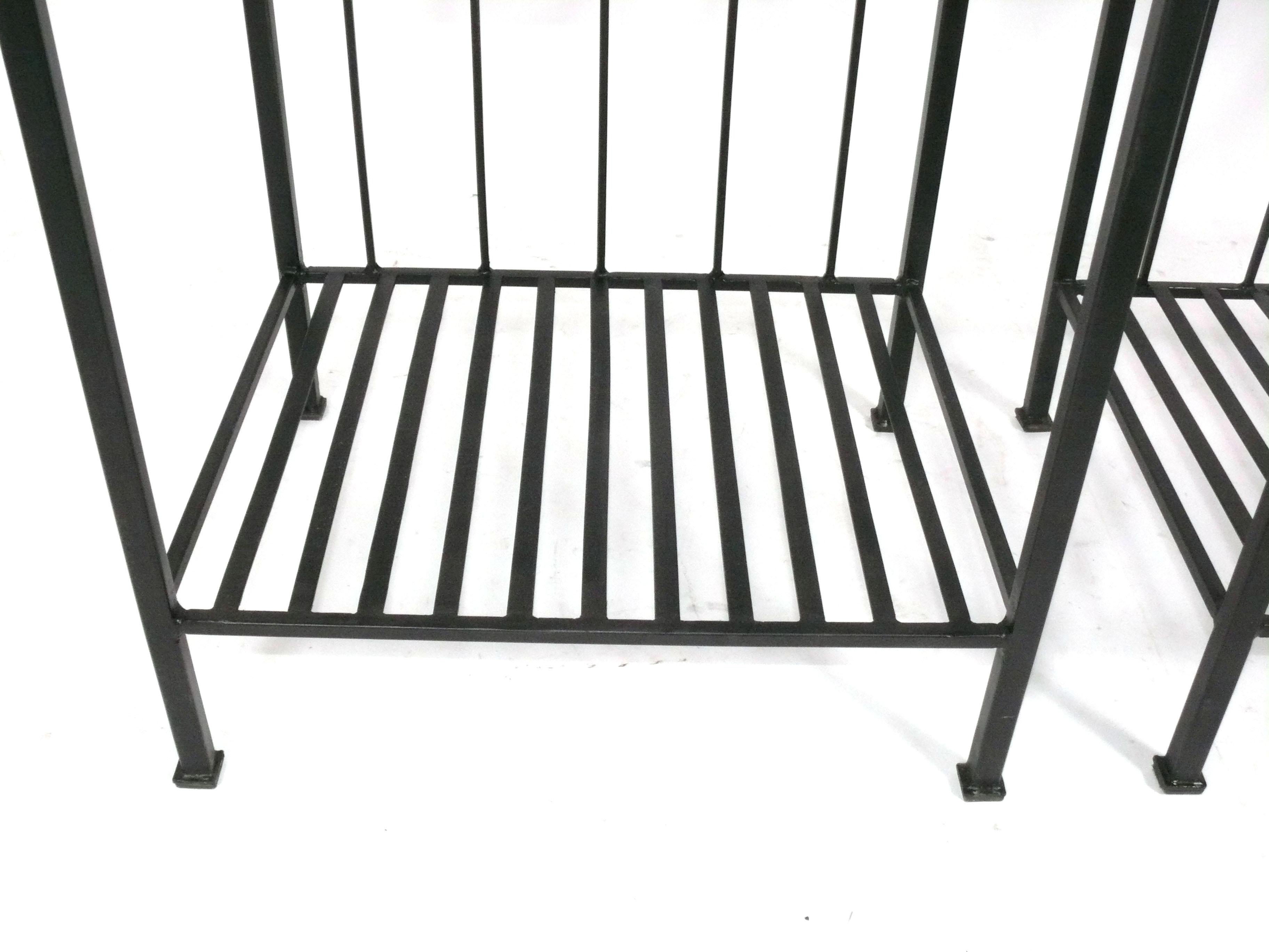 Doré Paire de tables de nuit en fer doré Parcel en vente
