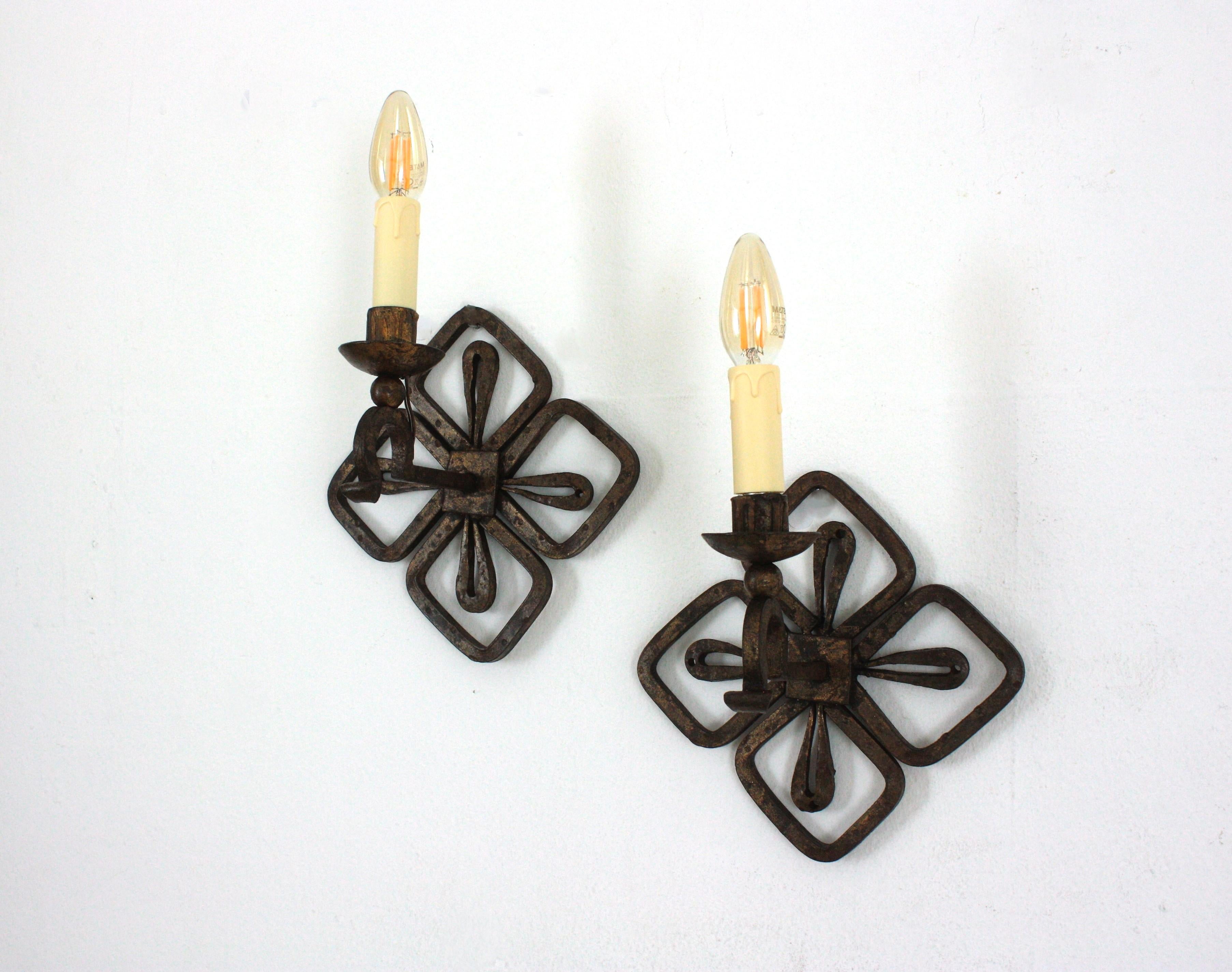 Pair of Parcel Gilt Iron Wall Sconces with Fleur de Lis Design In Good Condition For Sale In Barcelona, ES