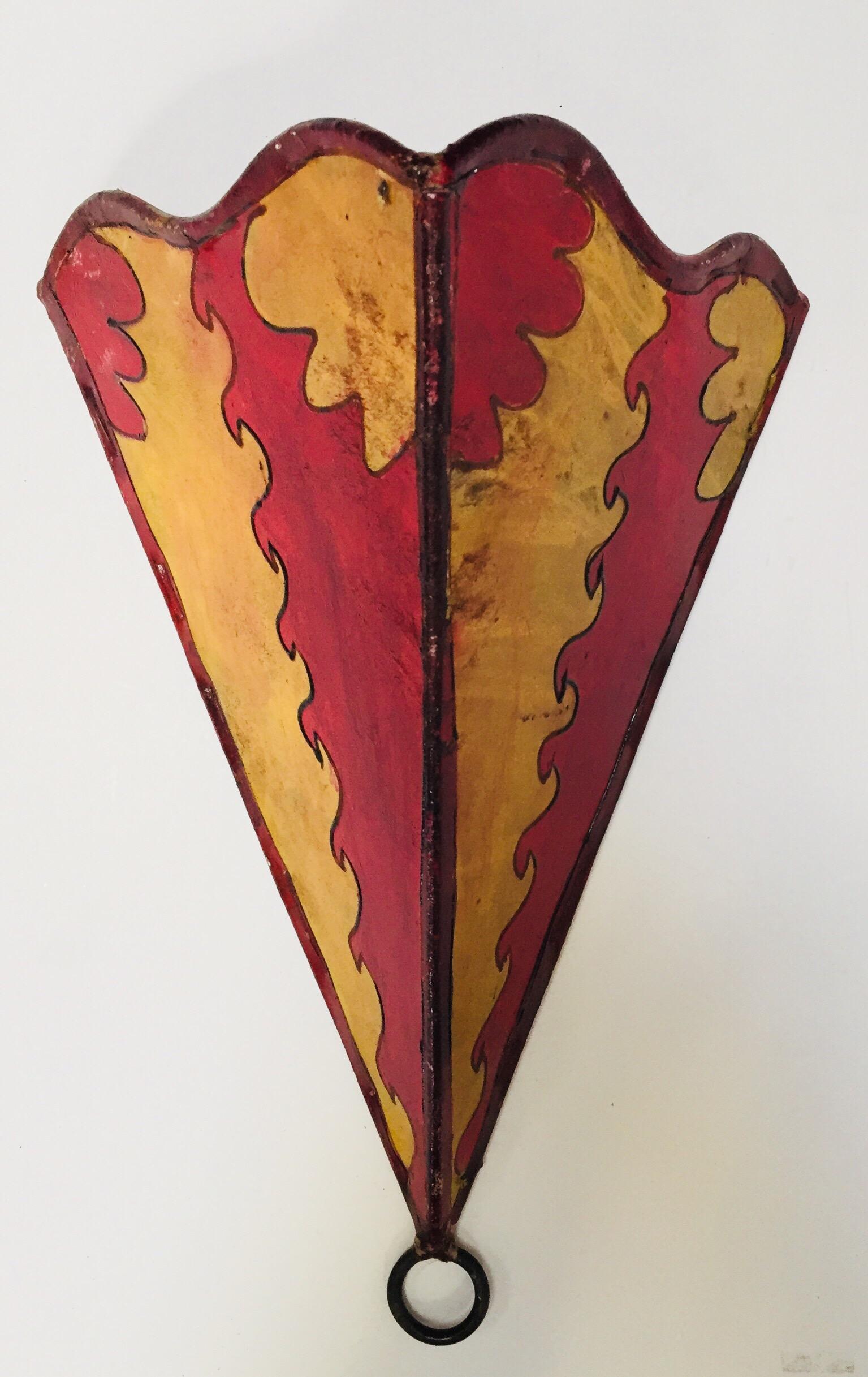 Ein Paar afrikanischer Stammeskunst Pergament Wandlampen mit einem großen Dreieck Haut Form auf Eisen und handbemalte Oberfläche genäht.
Diese Kunstwerke können auch als Lampenschirm für die Wand verwendet werden.
Der mit Pergament überzogene