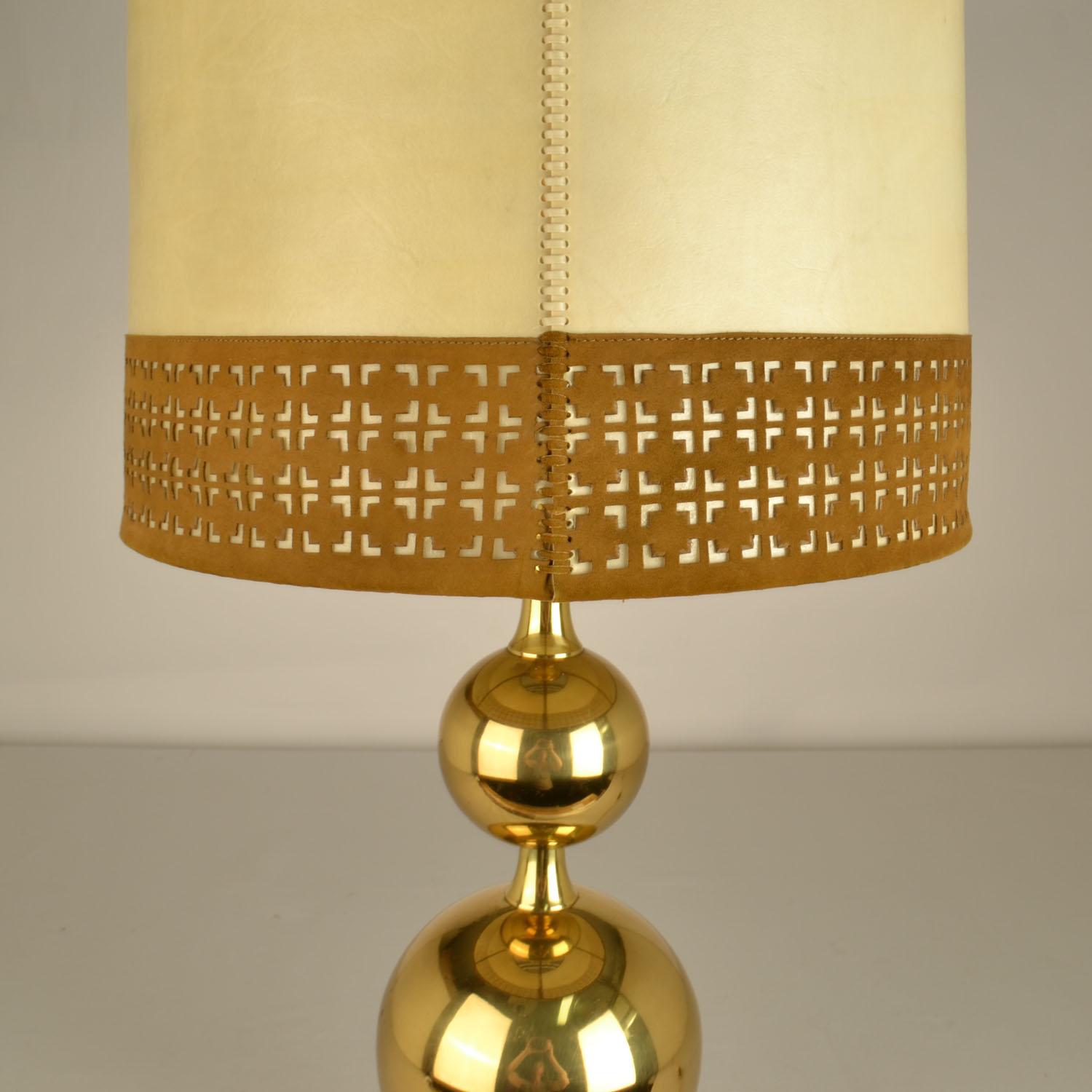 Pair of Parchment Leather Shades Table Lamps on Brass Bases 1970's in vendita 4