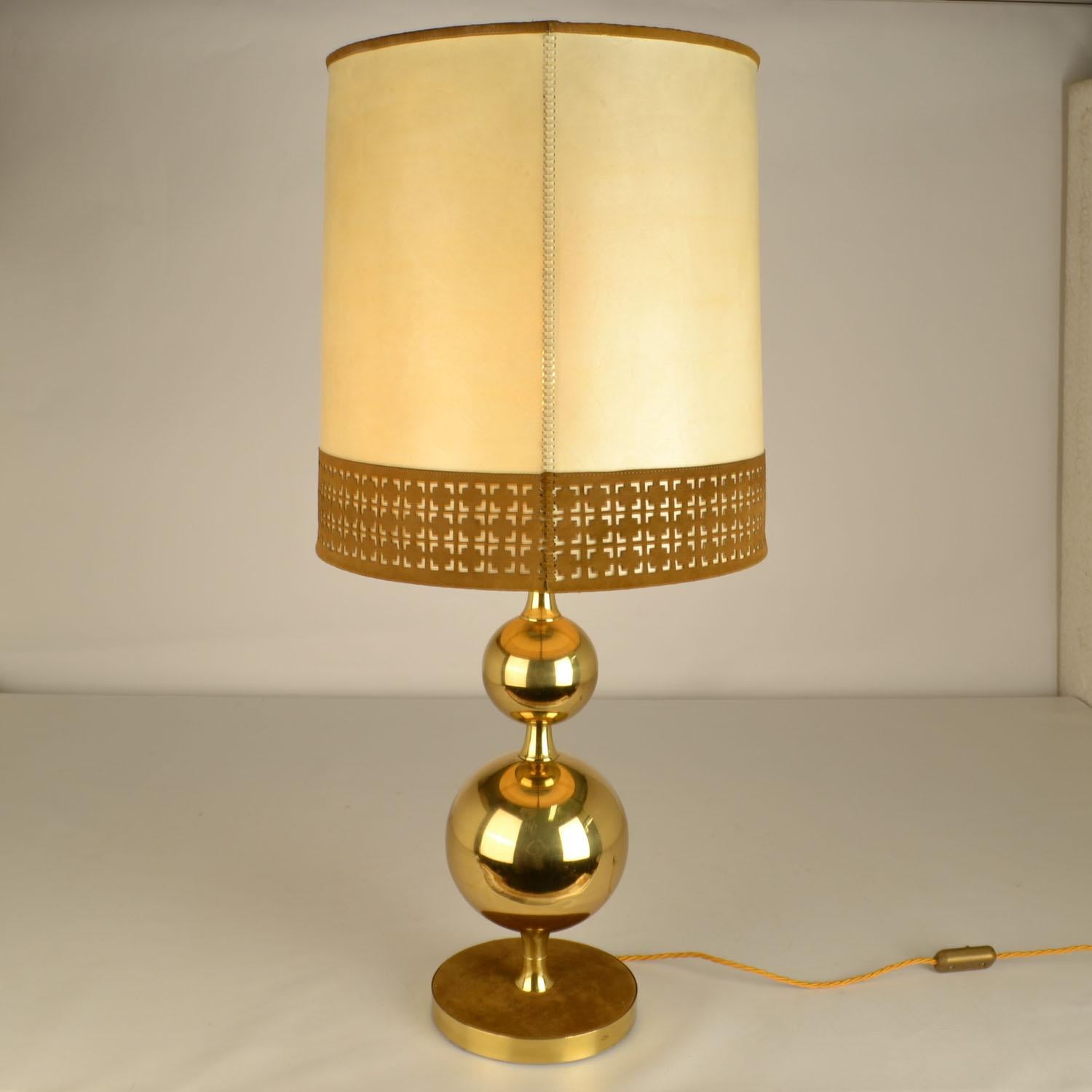 Pair of Parchment Leather Shades Table Lamps on Brass Bases 1970's in vendita 6
