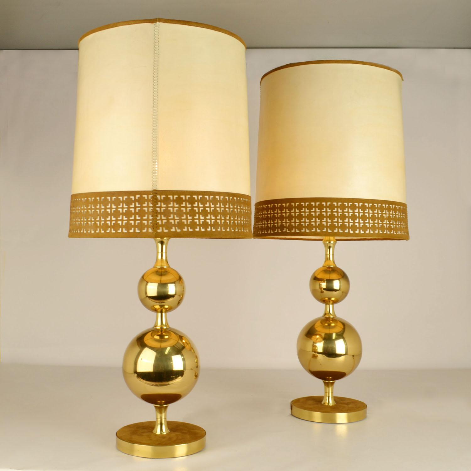 Pair of Parchment Leather Shades Table Lamps on Brass Bases 1970's In condizioni ottime in vendita a London, GB