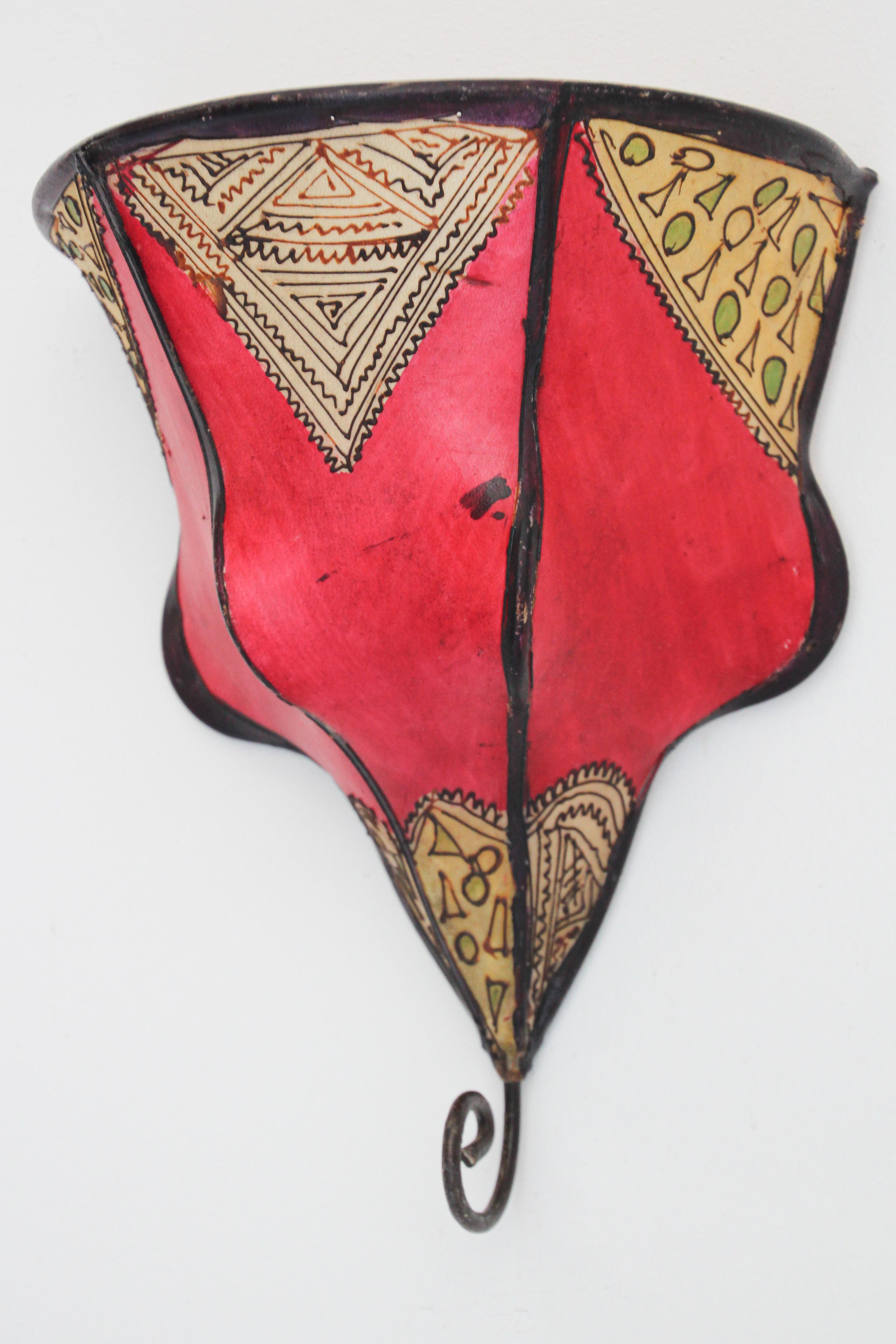Arts and Crafts Coppia di Sconce curve da parete in pergamena di arte marocchina africana in vendita